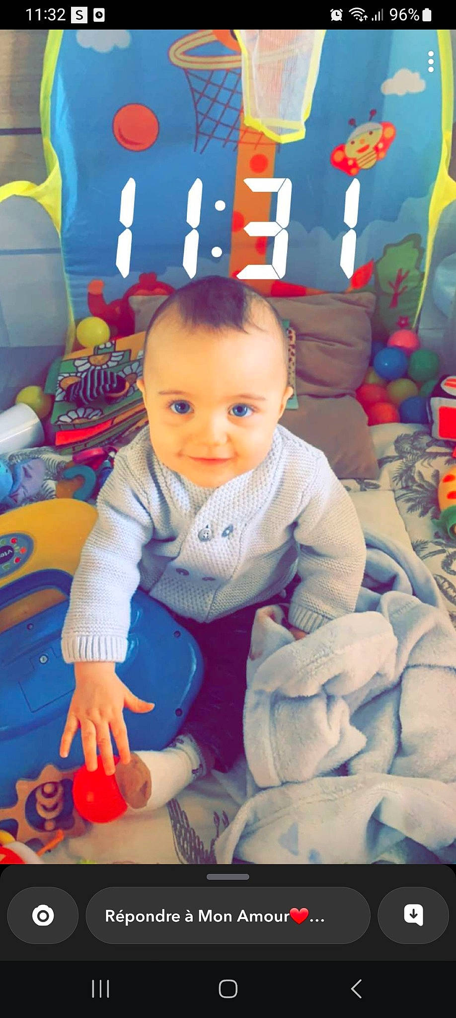 Léo a rejoint le concours — aidez-le/la à gagner de superbes lots ! baby, baby_products, baby_toddler_clothing, blue, cheek, child, comfort, eye, face, fun, happy, head, person, play, product, red, room, smile, textile, toddler