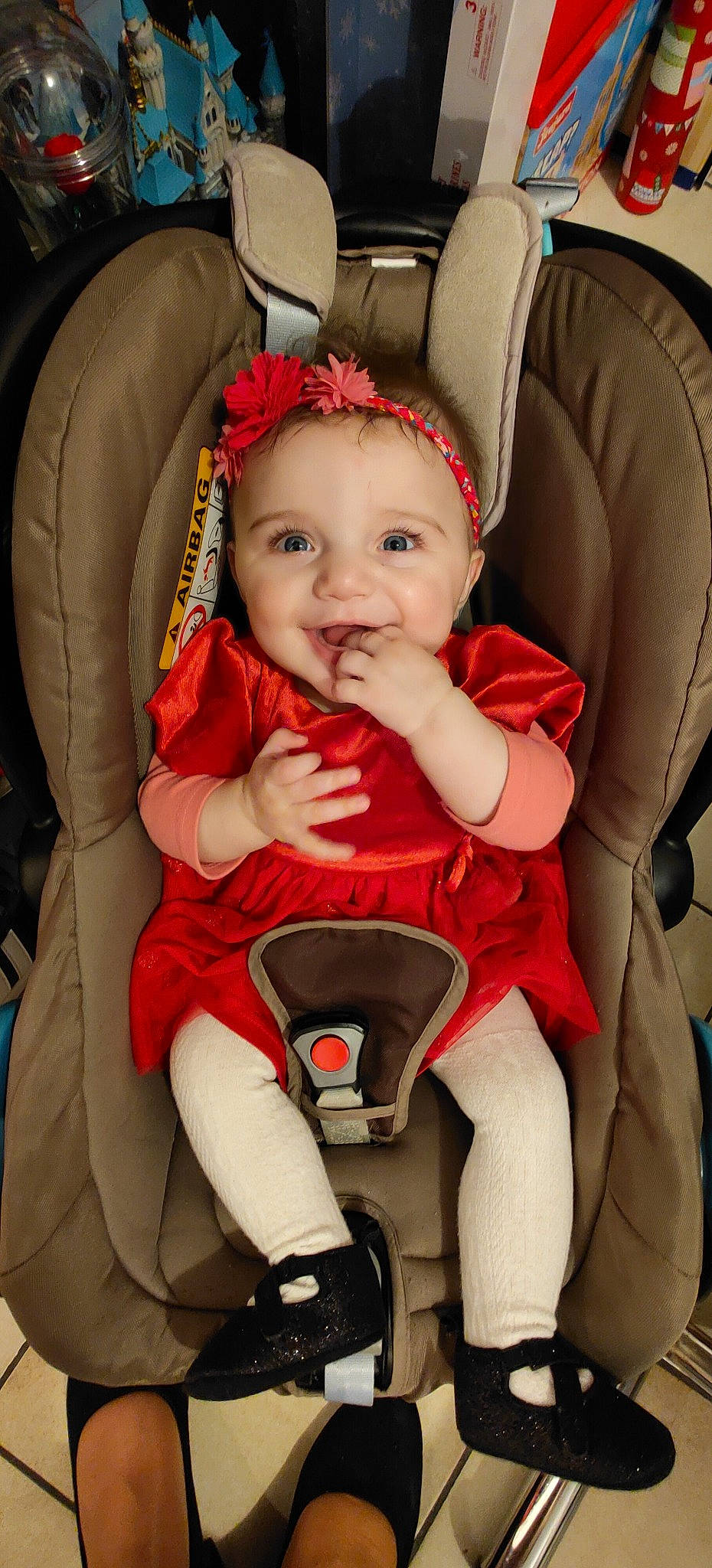 Mélanie a rejoint le concours — aidez-le/la à gagner de superbes lots ! auto_part, baby, baby_carriage, baby_toddler_clothing, car_seat, chair, cheek, child, comfort, eye, finger, fun, happy, head, headwear, lap, person, seat_belt, skin, smile