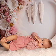 Haïlie a rejoint le concours — aidez-le/la à gagner de superbes lots ! baby, background, child, cozy, crescent_moon, cute, decorations, expression, face, flowers, fluffy_surface, infant, knitwear, lying_down, pastel_colors, pink_clothing, portrait, props, soft_texture, studio_shot