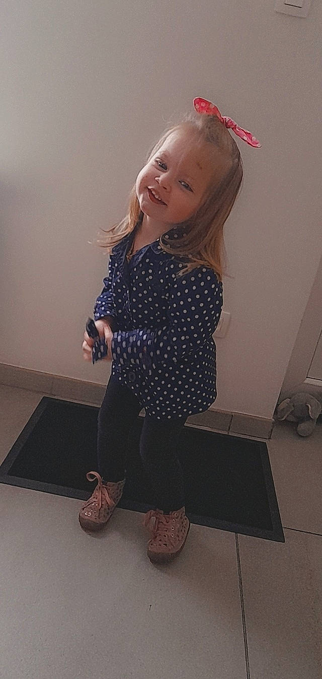 Maryssa participe au concours pour gagner de l'argent avec cette photo : beauty, denim, face, fashion_design, flooring, hair, happy, human_leg, knee, leg, long_hair, neck, pattern, person, shoe, sleeve, smile, sportswear, thigh, toddler