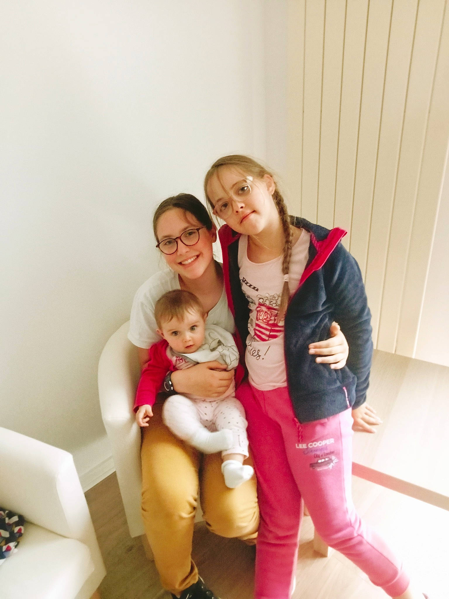 Alice Et Dorine Tasnim participe au concours pour gagner de l'argent avec cette photo : baby, baby_toddler_clothing, child, comfort, couch, event, flooring, foot, fun, gesture, happy, human_leg, joy, knee, person, room, sandal, sitting, smile, t_shirt