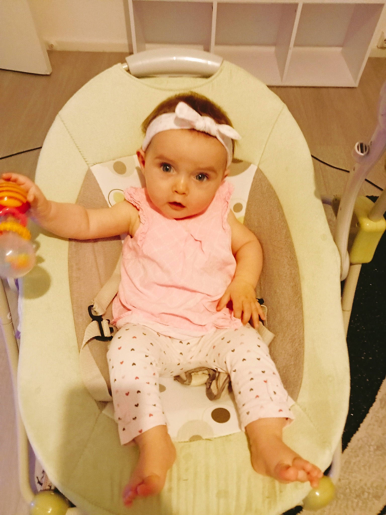 Tasnim participe au concours pour gagner de l'argent avec cette photo : baby, baby_products, baby_safety, baby_toddler_clothing, bathing, chair, child, comfort, foot, fun, headwear, human_leg, peach, person, pink, room, shorts, sitting, skin, sleeve