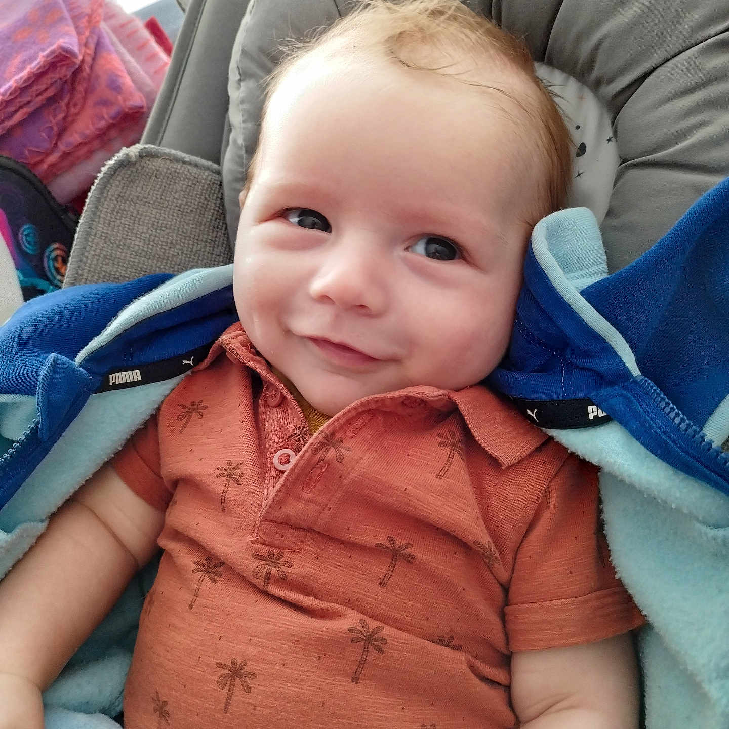 Thao participe au concours pour gagner de l'argent avec cette photo : baby, clothing, coat, cushion, face, furniture, happy, head, homedecor, jacket, jeans, knitwear, pants, person, photography, portrait, smile, sweater, t_shirt, vest