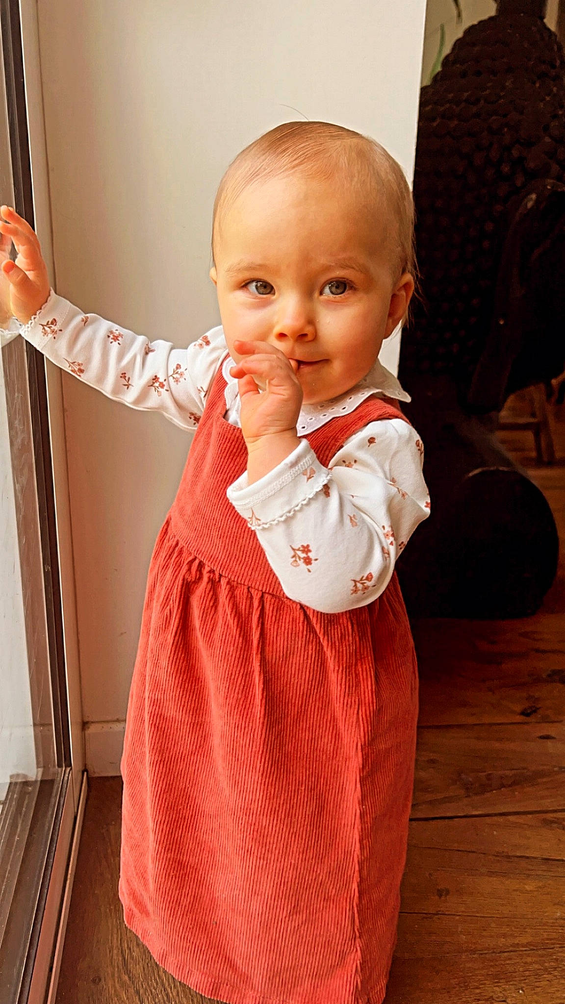 Inaya participe au concours pour gagner de l'argent avec cette photo : baby, baby_toddler_clothing, cheek, finger, flooring, gesture, happy, human_body, joint, lip, neck, nose, person, shoulder, skin, sleeve, smile, standing, thumb, toddler