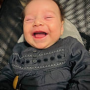 Mahé a rejoint le concours — aidez-le/la à gagner de superbes lots ! baby, laughing, smiling, face, infant, clothing, embroidered, pattern, blanket, happy, cute, child, portrait, closeup, joy, human, young, skin, head, expression