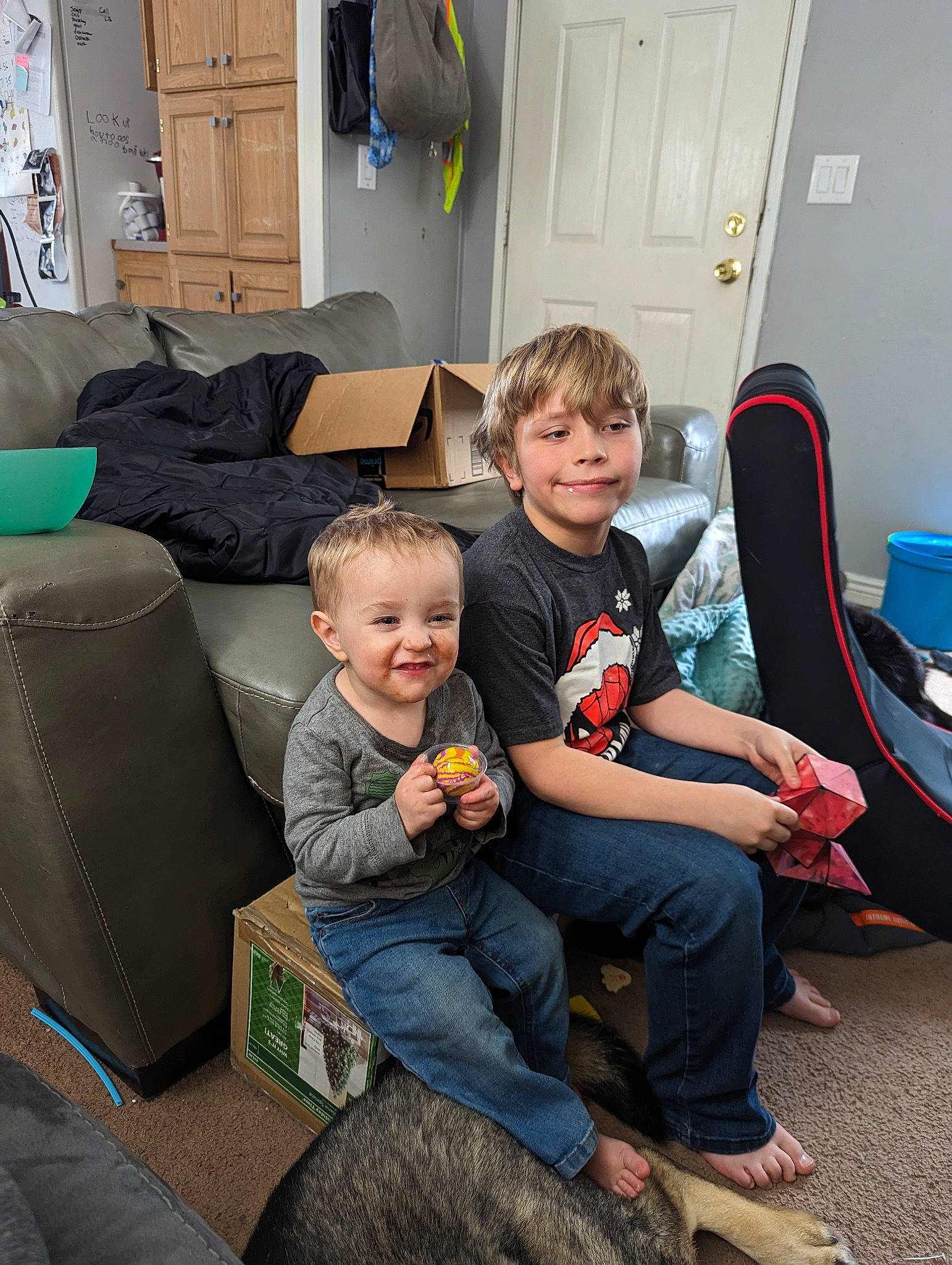 Atreyu is registered to the contest to win money with this photo: child, comfort, couch, door, event, family_car, fun, joy, lap, leisure, living_room, luxury_vehicle, person, room, sharing, sitting, smile, t_shirt, toddler, vehicle_door