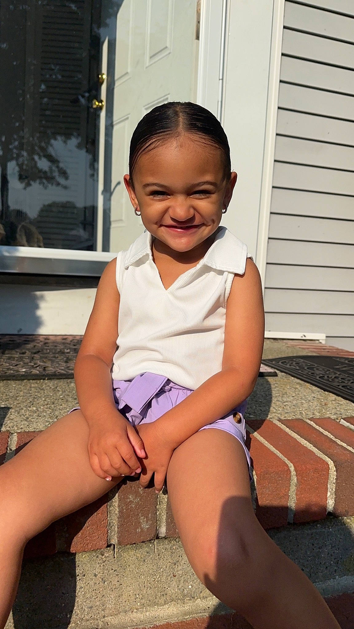 Ashantaya is registered to the contest to win money with this photo: baby_toddler_clothing, black_hair, child, eye, finger, fun, happy, human_leg, joy, knee, leg, leisure, neck, person, pink, shorts, skin, sleeve, smile, thigh