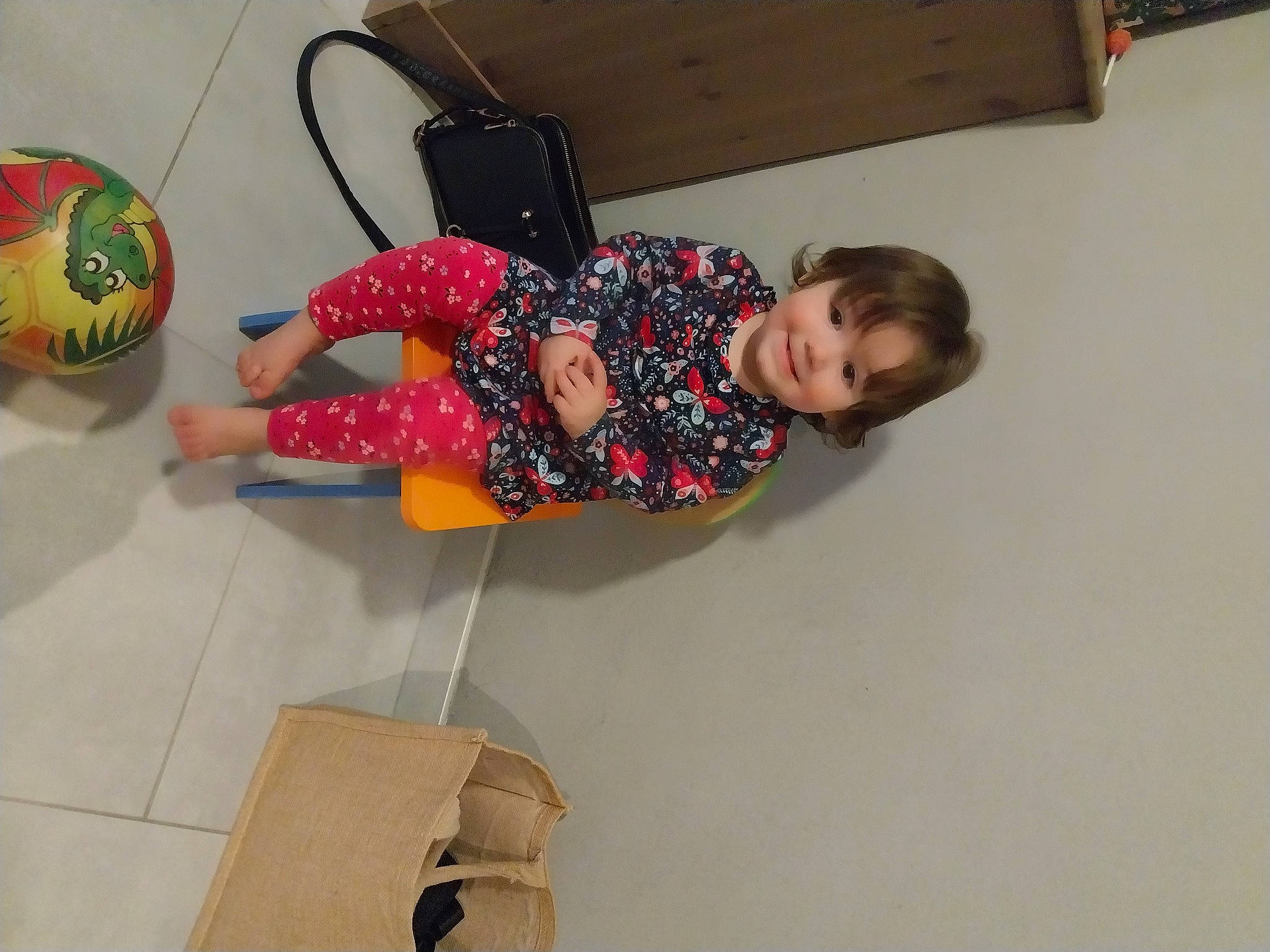Lou participe au concours pour gagner de l'argent avec cette photo : ball, child, flooring, fun, joy, leisure, pattern, person, room, sandal, shipping_box, smile, sports_toy, thigh, toddler, toy