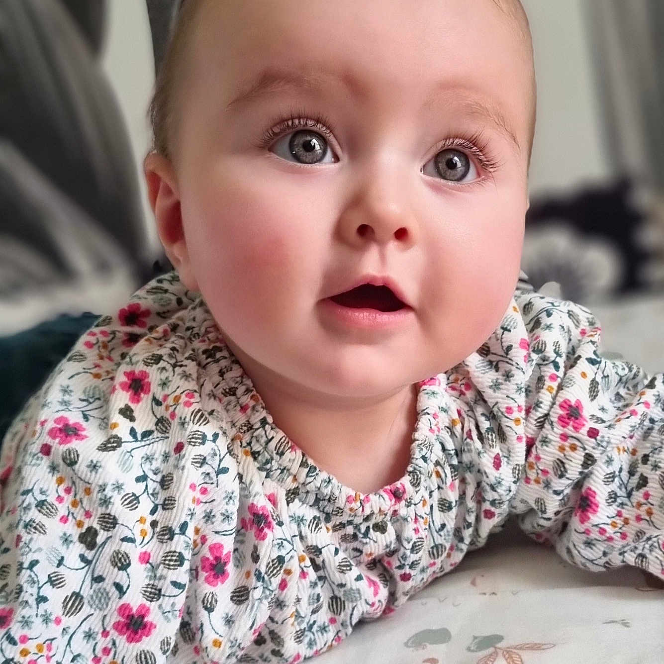 Alba participe au concours pour gagner de l'argent avec cette photo : baby, babycrawling, blonde, clothing, crawling, face, hair, happy, head, newborn, person, photography, portrait, sleeve, smile