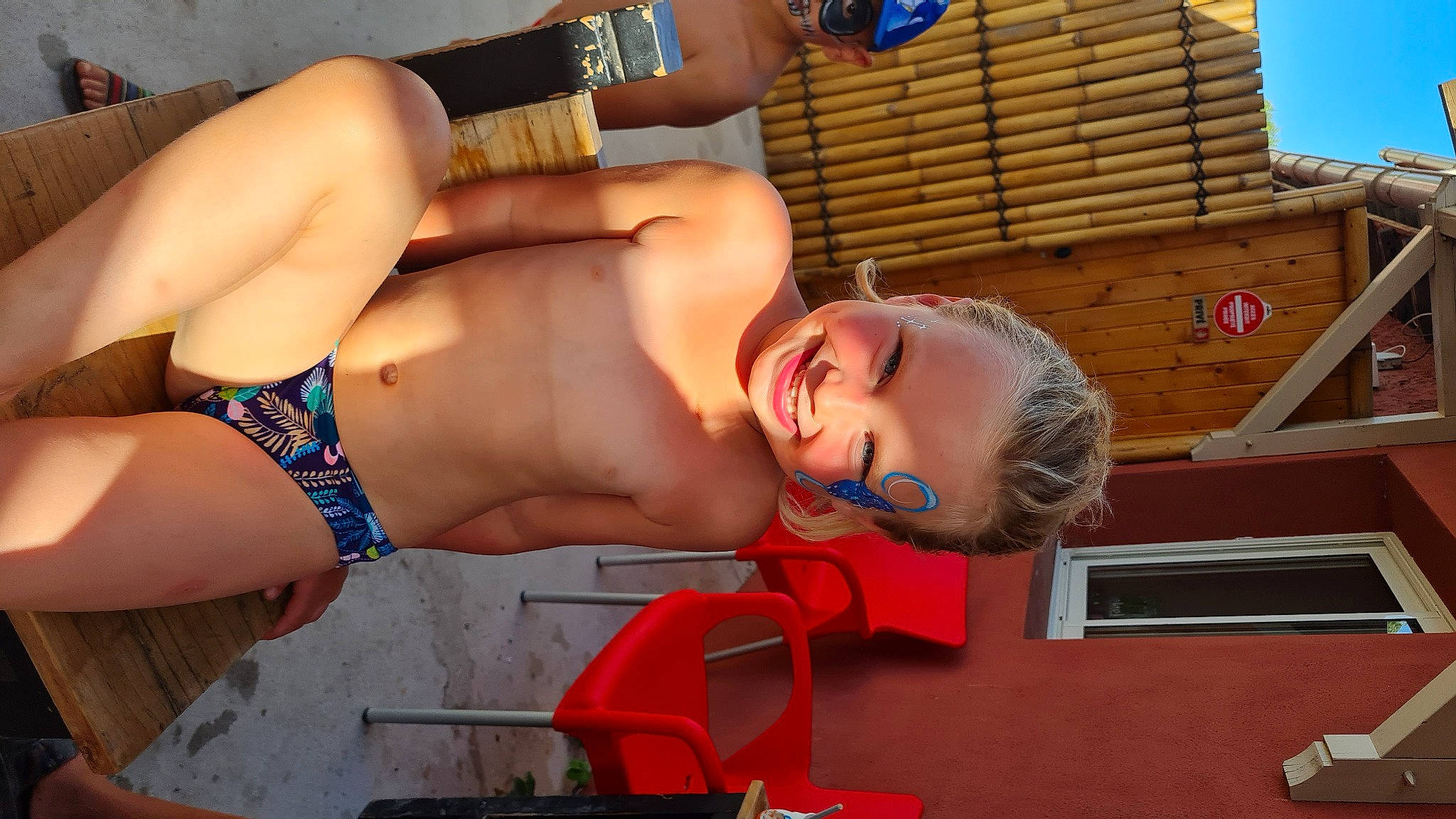 Mihya a rejoint le concours — aidez-le/la à gagner de superbes lots ! abdomen, barechested, blue, chest, elbow, eyewear, fun, human_body, joint, joy, knee, leisure, muscle, person, shorts, summer, swimwear, thigh, trunk, undergarment