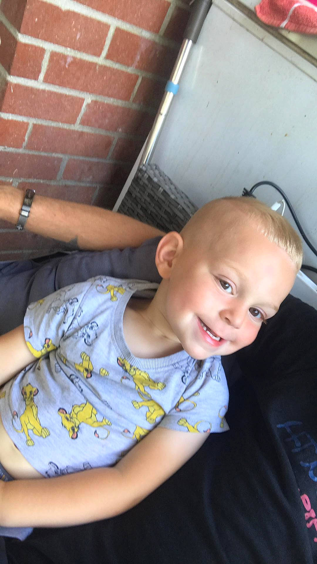 Aïhydeen a rejoint le concours — aidez-le/la à gagner de superbes lots ! abdomen, baby, chest, child, elbow, eyewear, flash_photography, fun, happy, human_leg, joy, knee, mouth, nose, person, sitting, smile, t_shirt, thigh, toddler