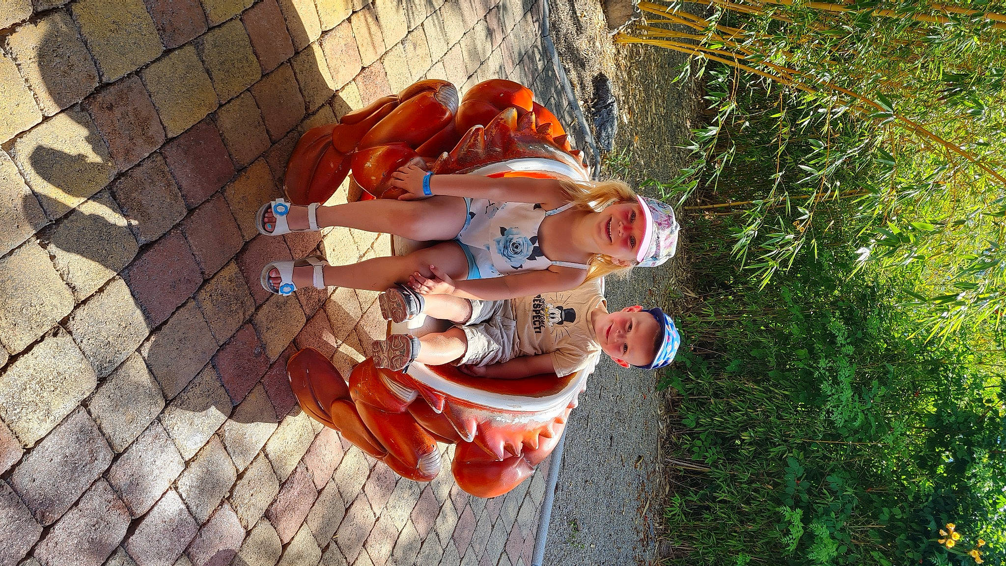 Aïhydeen a rejoint le concours — aidez-le/la à gagner de superbes lots ! brick, brickwork, child, flesh, flooring, fun, grass, happy, headwear, human_leg, joy, leg, leisure, people_in_nature, person, plant, shorts, smile, thigh, vacation