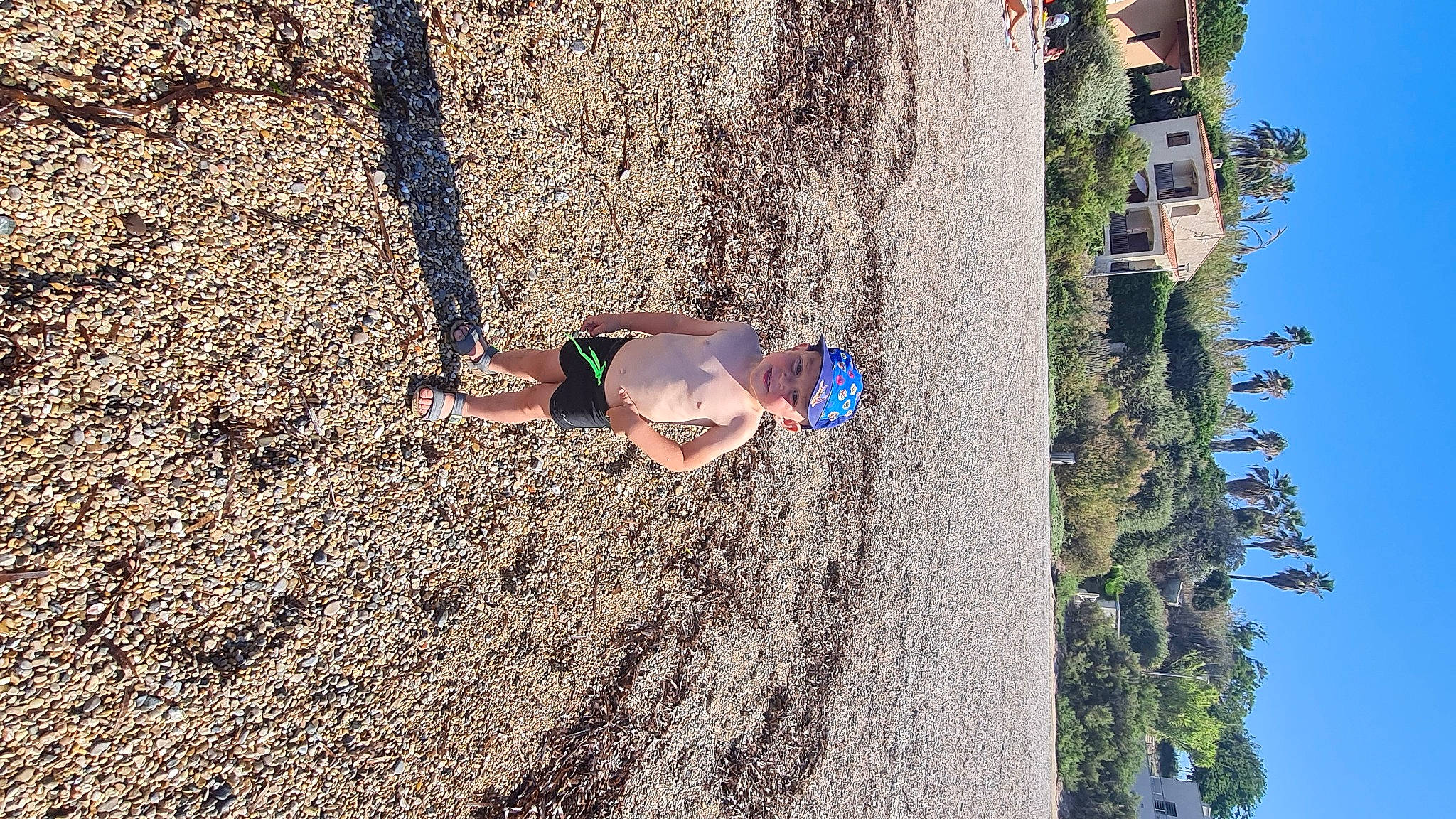 Aïhydeen participe au concours pour gagner de l'argent avec cette photo : asphalt, child, electric_blue, fun, grass, headwear, landscape, leisure, people_in_nature, person, plant, recreation, rock, sand, shadow, sky, soil, toddler, tree, vacation