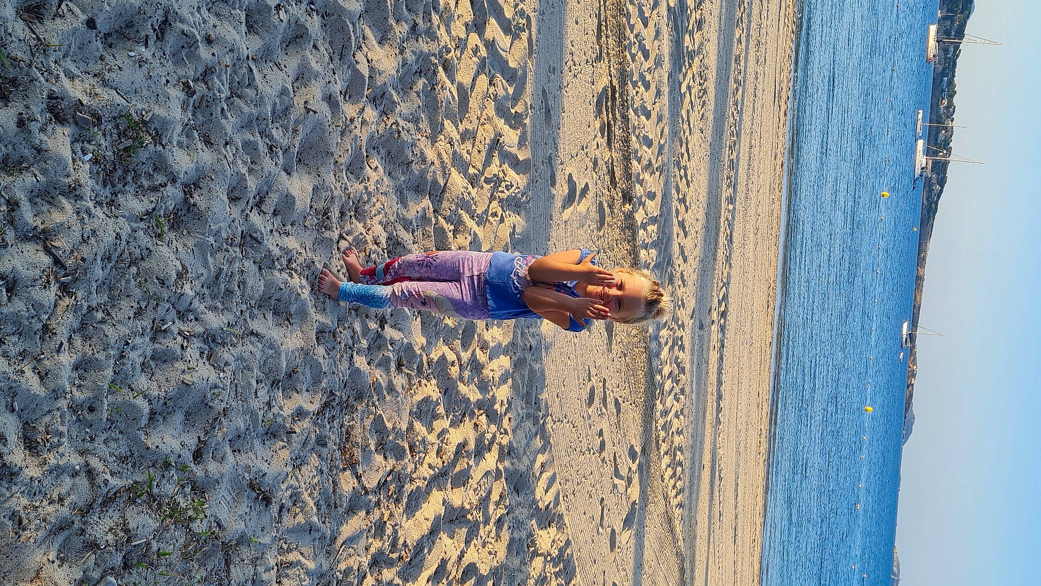 Mihya participe au concours pour gagner de l'argent avec cette photo : azure, beach, blue, daytime, electric_blue, fun, happy, horizon, human_leg, joy, leisure, morning, people_in_nature, person, plant, sand, sunlight, textile, tints_and_shades, tree
