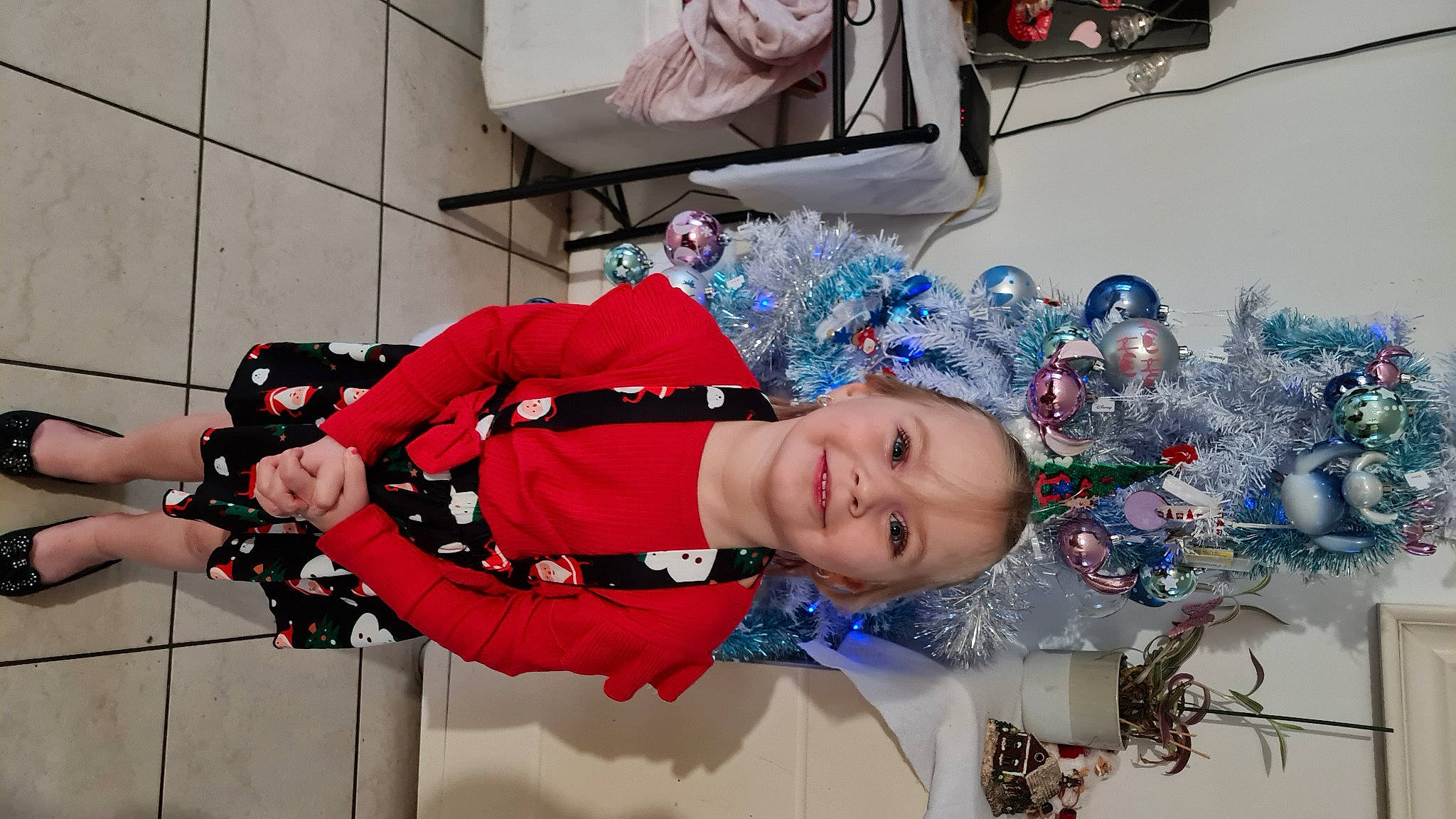 Mihya a rejoint le concours — aidez-le/la à gagner de superbes lots ! carmine, christmas, christmas_decoration, christmas_ornament, christmas_tree, costume, electric_blue, event, fictional_character, fun, glove, happy, hat, holiday, joy, person, recreation, smile, toddler, tree