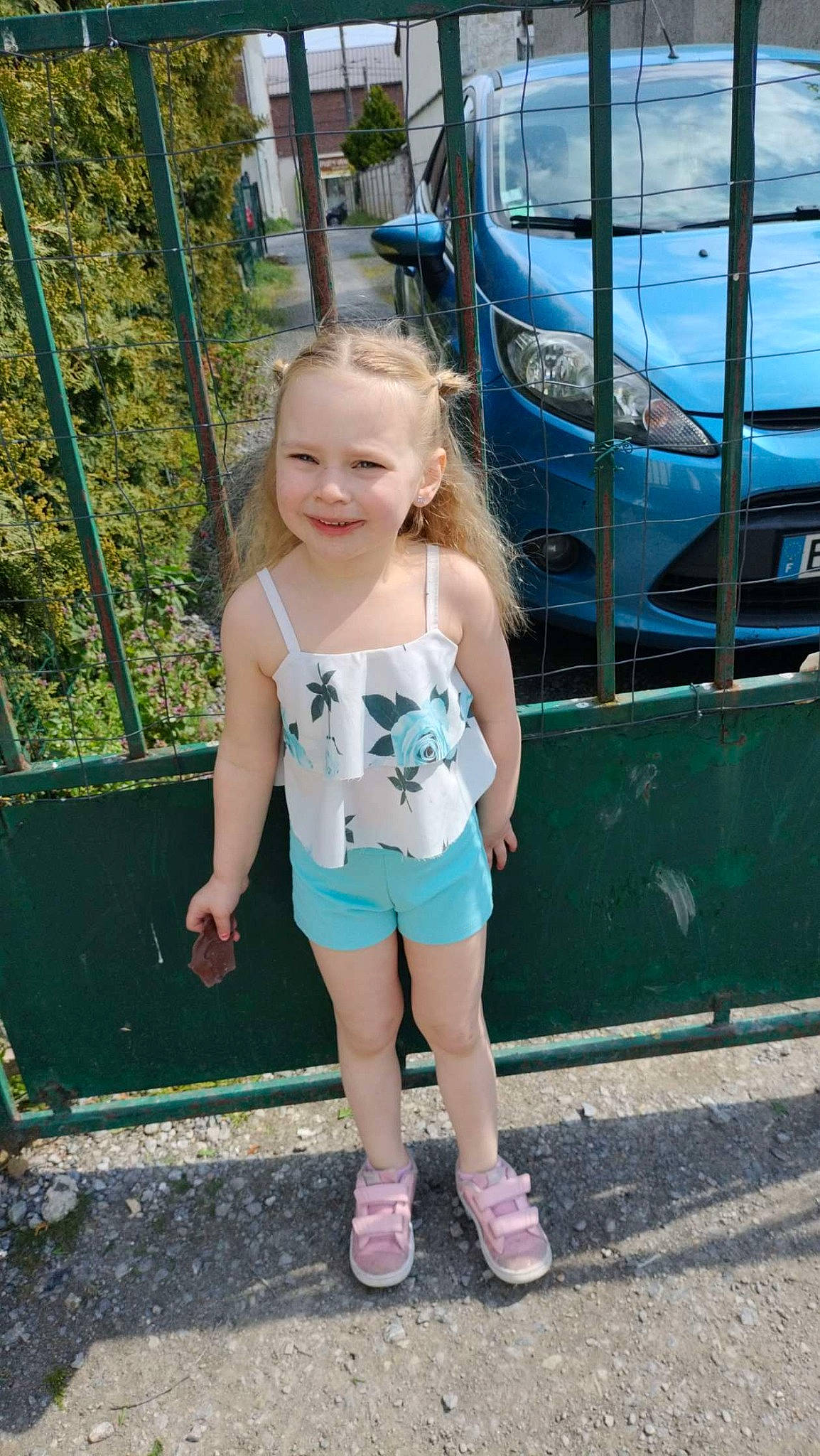 Mihya participe au concours pour gagner de l'argent avec cette photo : automotive_exterior, automotive_lighting, car, denim, dress, electric_blue, grass, happy, human_leg, joy, leg, leisure, motor_vehicle, person, recreation, shorts, smile, thigh, toddler, tree