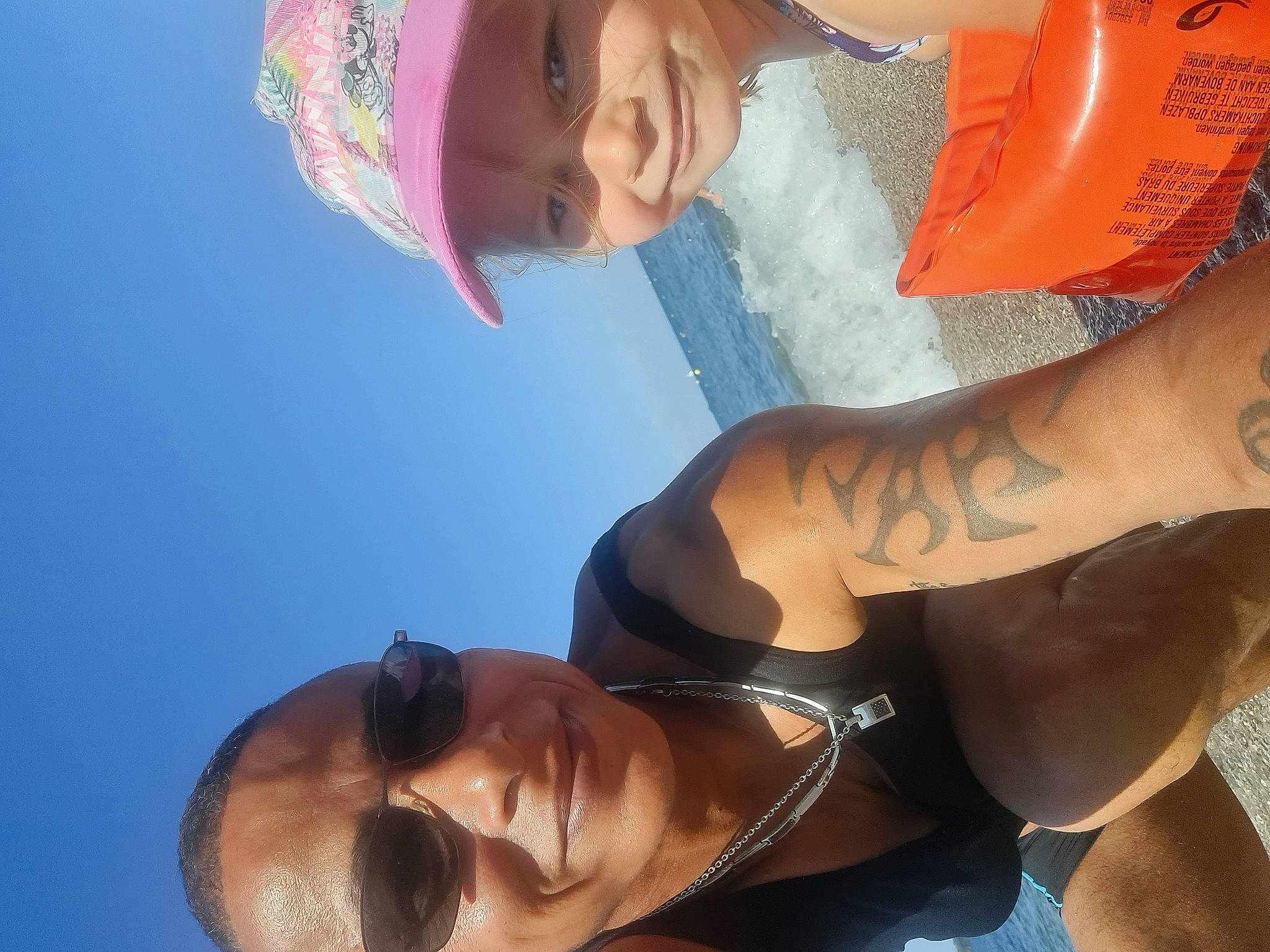 Mihya participe au concours pour gagner de l'argent avec cette photo : arm, chest, cool, elbow, eye, eyewear, face, finger, gesture, happy, head, headwear, human_body, joy, mouth, muscle, neck, organ, person, skin