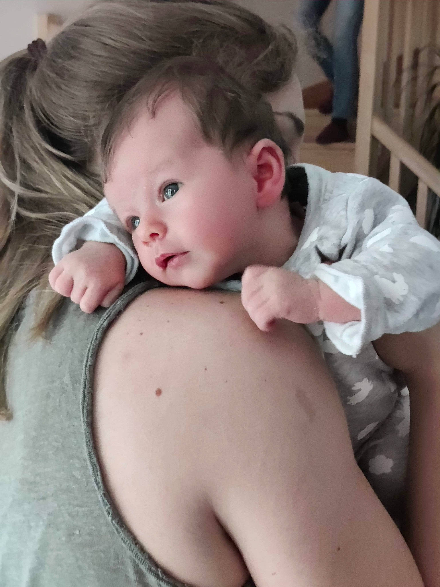 Jade a rejoint le concours — aidez-le/la à gagner de superbes lots ! baby, cheek, chin, comfort, eye, eyebrow, eyelash, finger, hair, interaction, iris, joint, lip, mouth, neck, person, shoulder, skin, stomach, textile