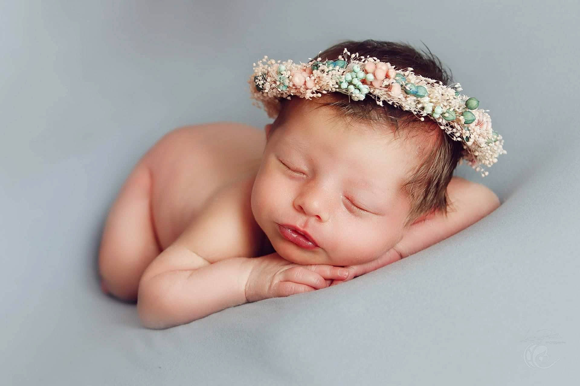 Jade participe au concours pour gagner de l'argent avec cette photo : baby, baby_toddler_clothing, cap, child, chin, comfort, eyelash, face, finger, flash_photography, hand, happy, headband, headgear, headpiece, iris, jewellery, person, skin, thumb