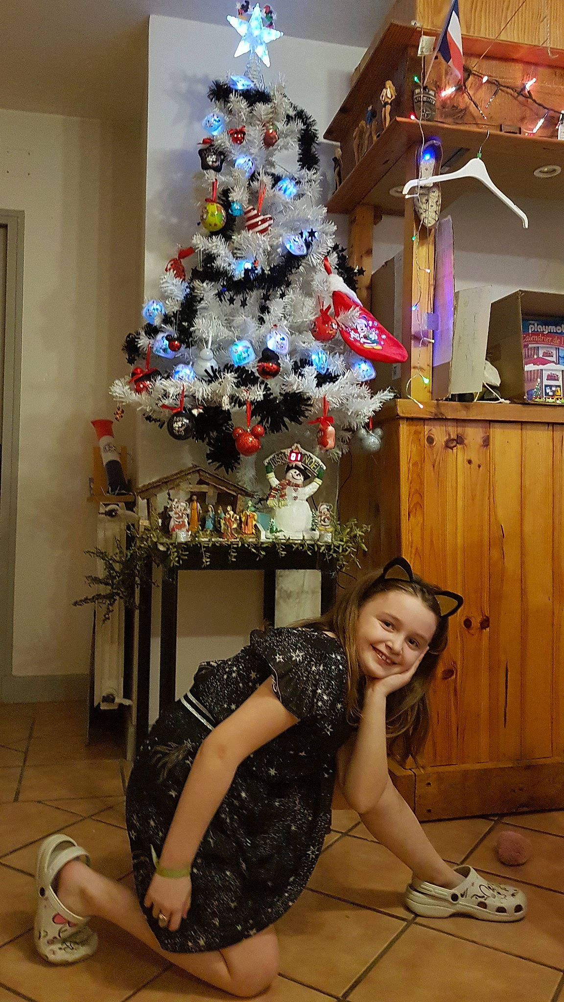 Cylia a rejoint le concours — aidez-le/la à gagner de superbes lots ! christmas, christmas_decoration, christmas_tree, decor, event, fun, girl, holiday, joy, person