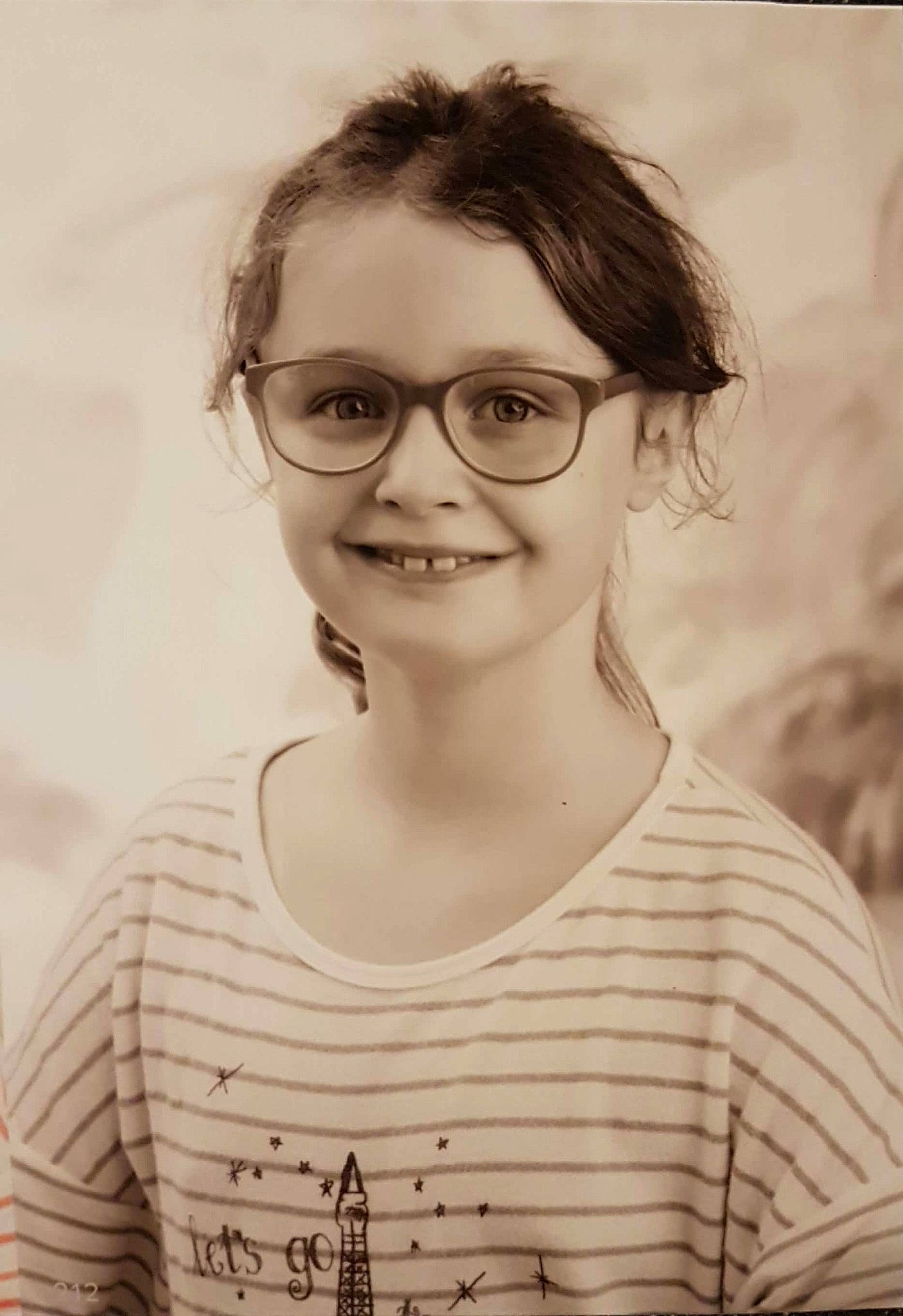 Cylia participe au concours pour gagner de l'argent avec cette photo : brown_hair, cool, eye, eyewear, girl, glasses, hairstyle, joy, lip, long_hair, person, portrait, portrait_photography, smile, vision_care
