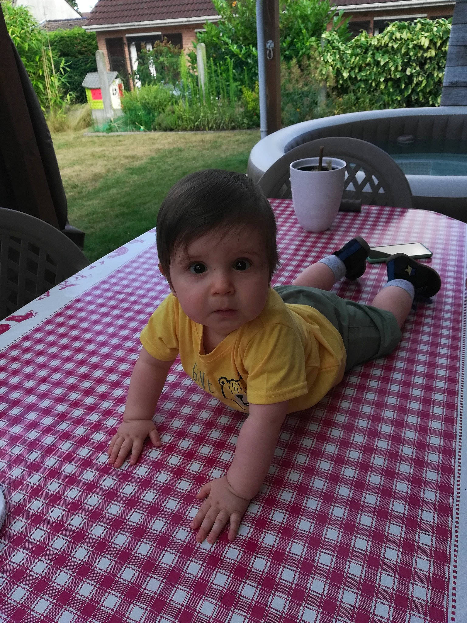 Marceau a rejoint le concours — aidez-le/la à gagner de superbes lots ! baby, baby_toddler_clothing, child, comfort, crawling, flooring, foot, fun, grass, leisure, outdoor_furniture, pattern, person, plaid, plant, recreation, sitting, toddler, tree, vacation