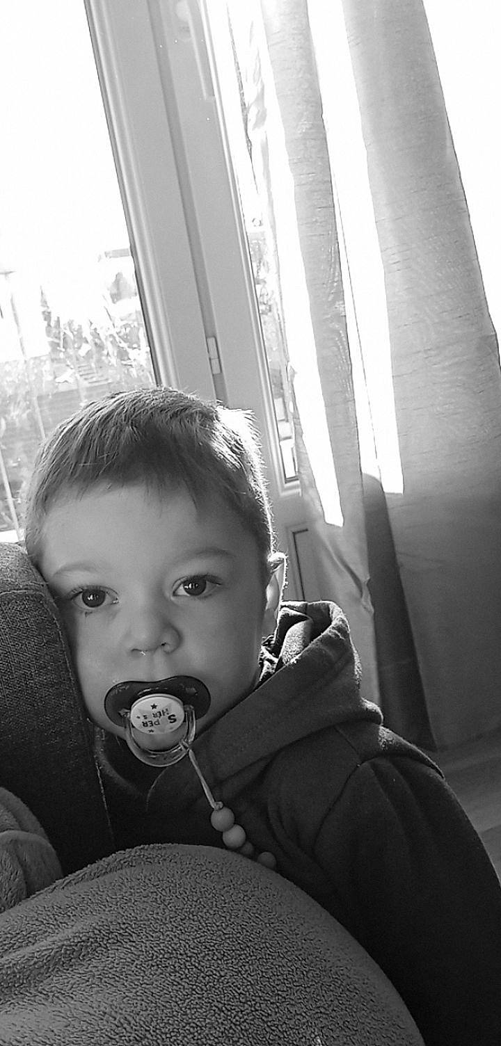 Noé participe au concours pour gagner de l'argent avec cette photo : baby, black_and_white, cheek, child, comfort, ear, eyebrow, eyelash, flash_photography, happy, iris, light, lip, monochrome, monochrome_photography, nose, person, standing, style, toddler