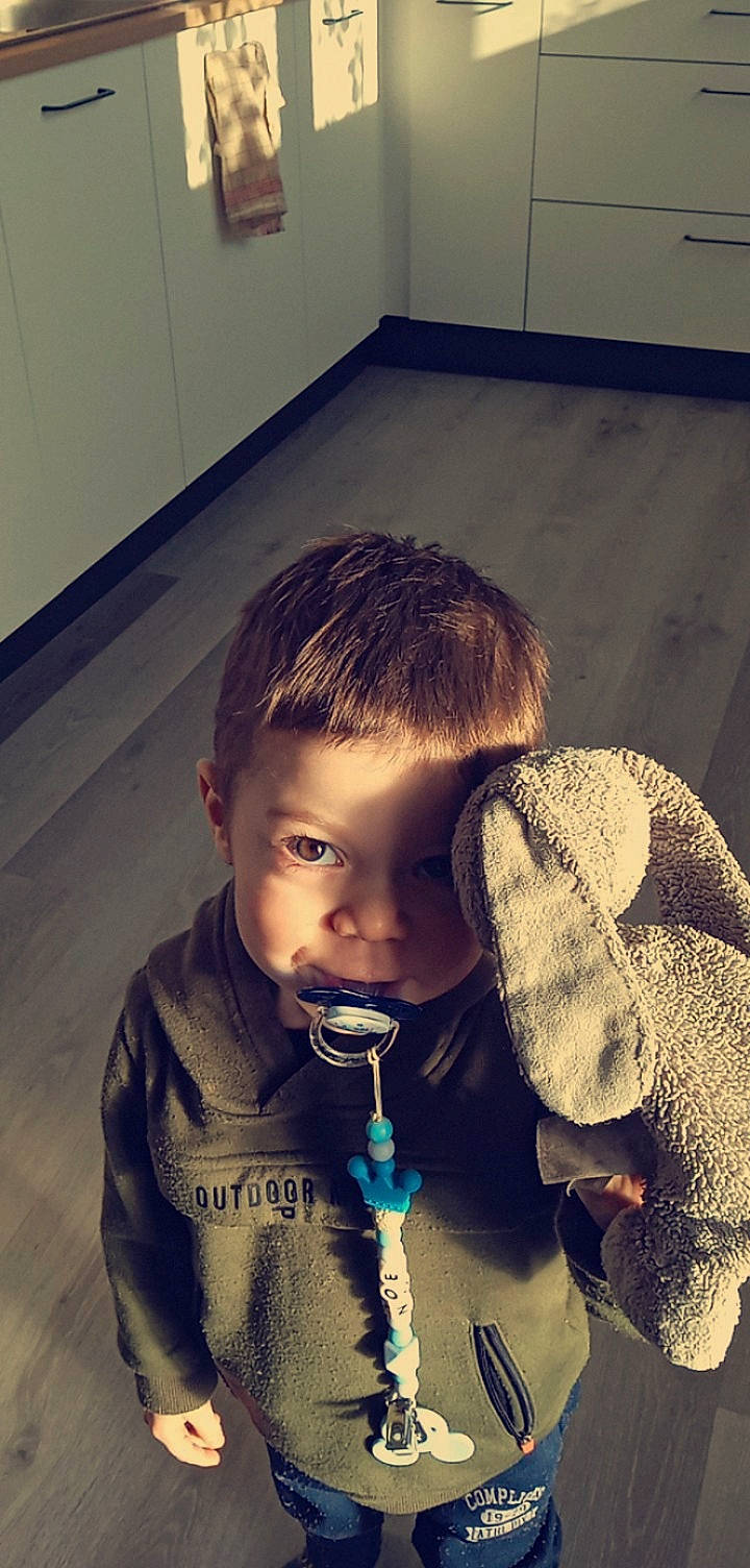 Noé participe au concours pour gagner de l'argent avec cette photo : beard, black_hair, brown_hair, child, electric_blue, eyebrow, facial_hair, flooring, fun, happy, hoodie, iris, jaw, neck, nose, person, selfie, sitting, sleeve, t_shirt