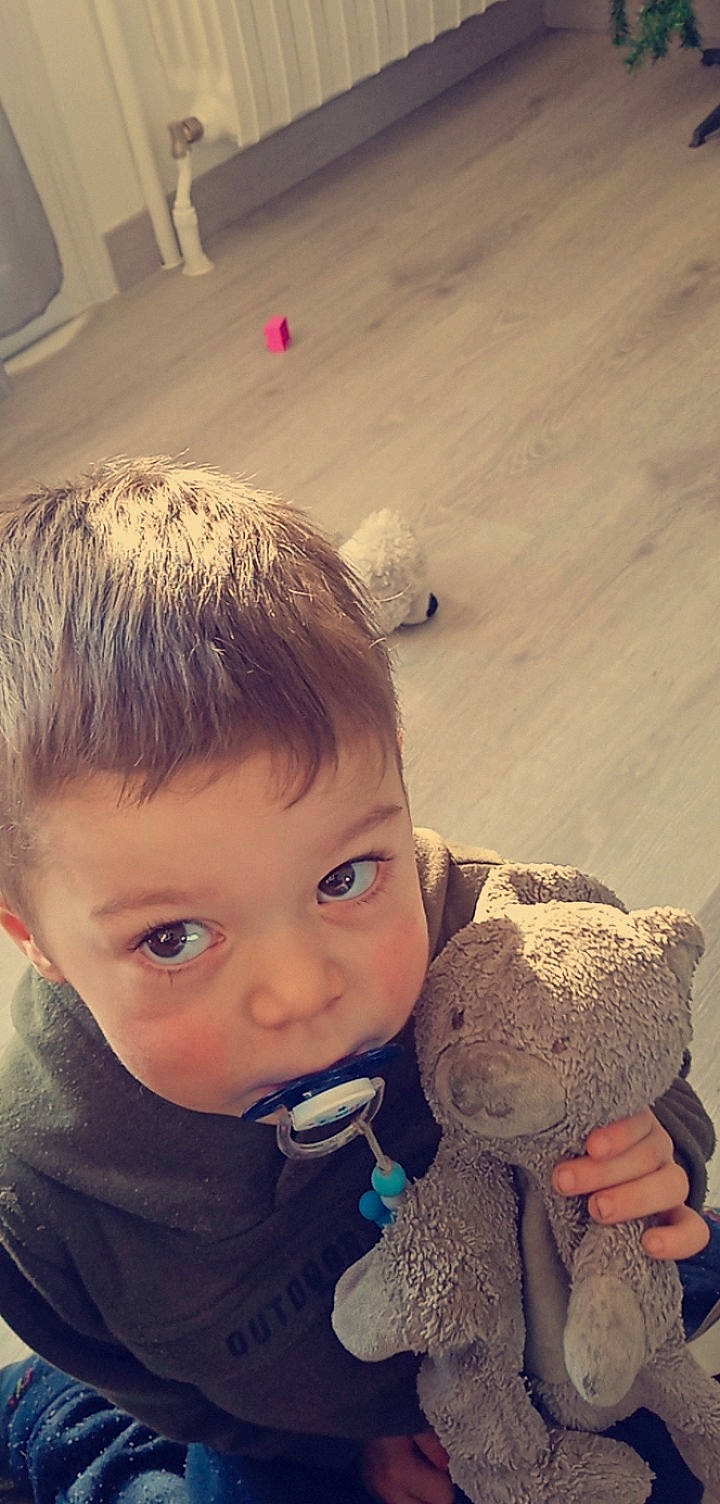 Noé a rejoint le concours — aidez-le/la à gagner de superbes lots ! baby, beauty, cheek, child, comfort, eyelash, flooring, fun, fur, gesture, happy, lip, nose, person, sand, selfie, sitting, skin, toddler, wood