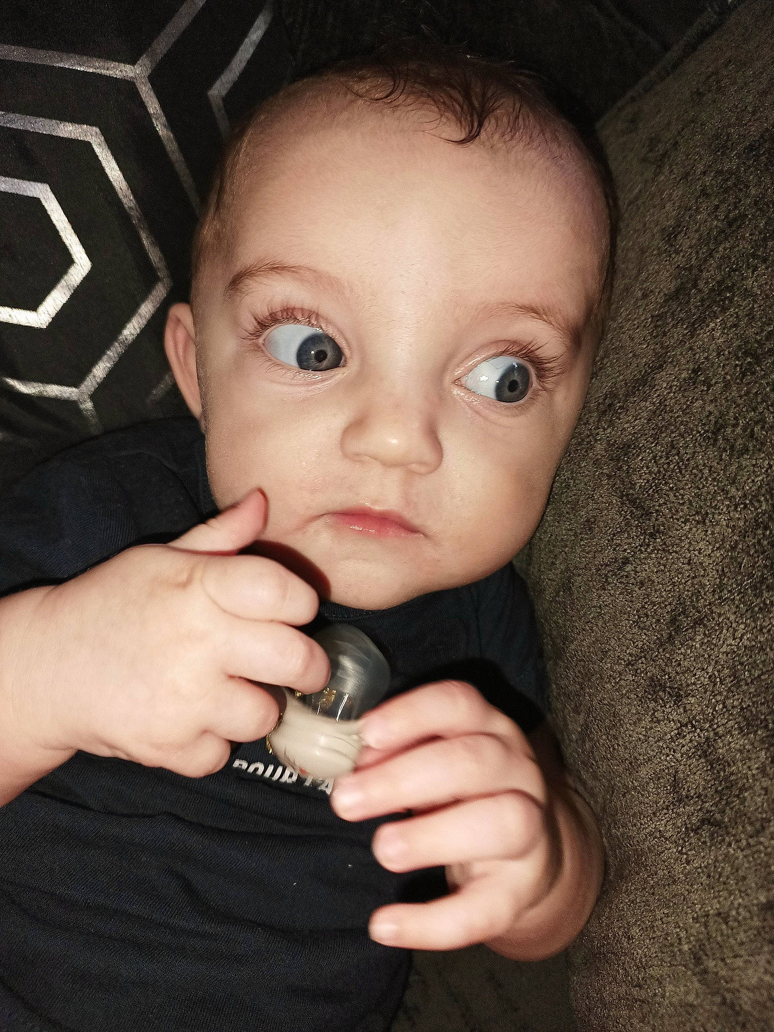 Eva a rejoint le concours — aidez-le/la à gagner de superbes lots ! baby, baby_toddler_clothing, cheek, cool, ear, eyebrow, eyelash, face, finger, flash_photography, gesture, hand, happy, lip, mouth, nail, nose, person, skin, sleeve