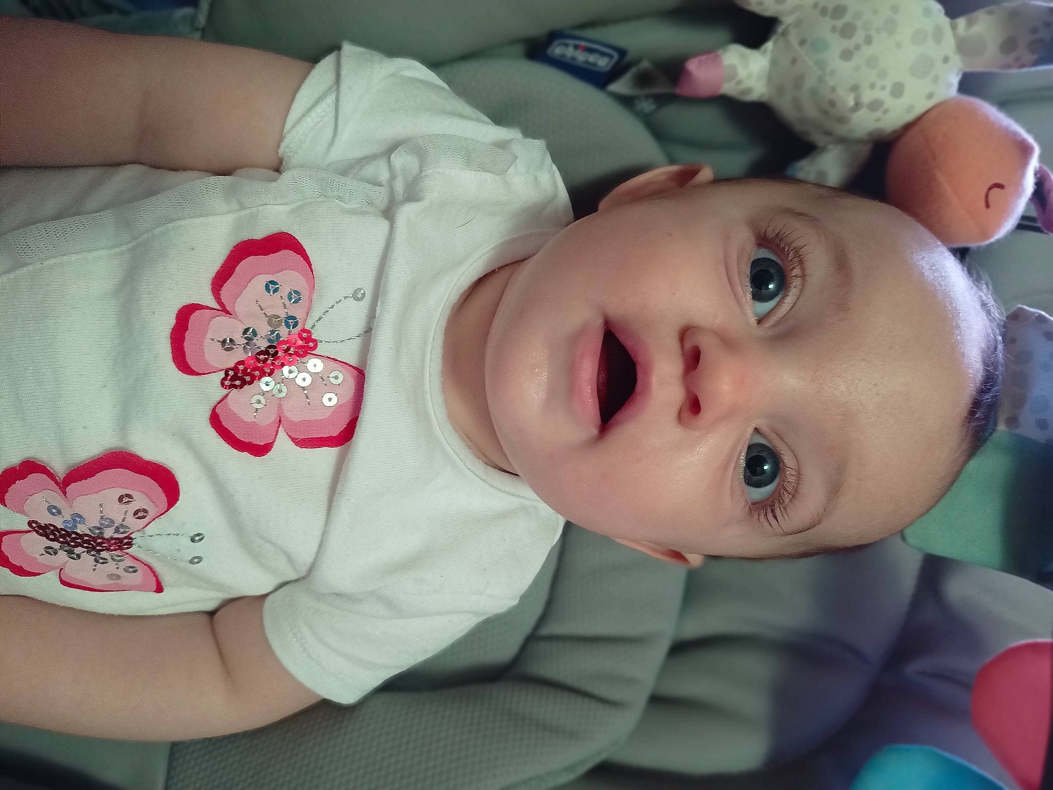 Eva a rejoint le concours — aidez-le/la à gagner de superbes lots ! baby, baby_toddler_clothing, cheek, chin, eye, eyebrow, eyelash, face, facial_expression, happy, head, iris, lip, mammal, mouth, nose, person, skin, sleeve, smile