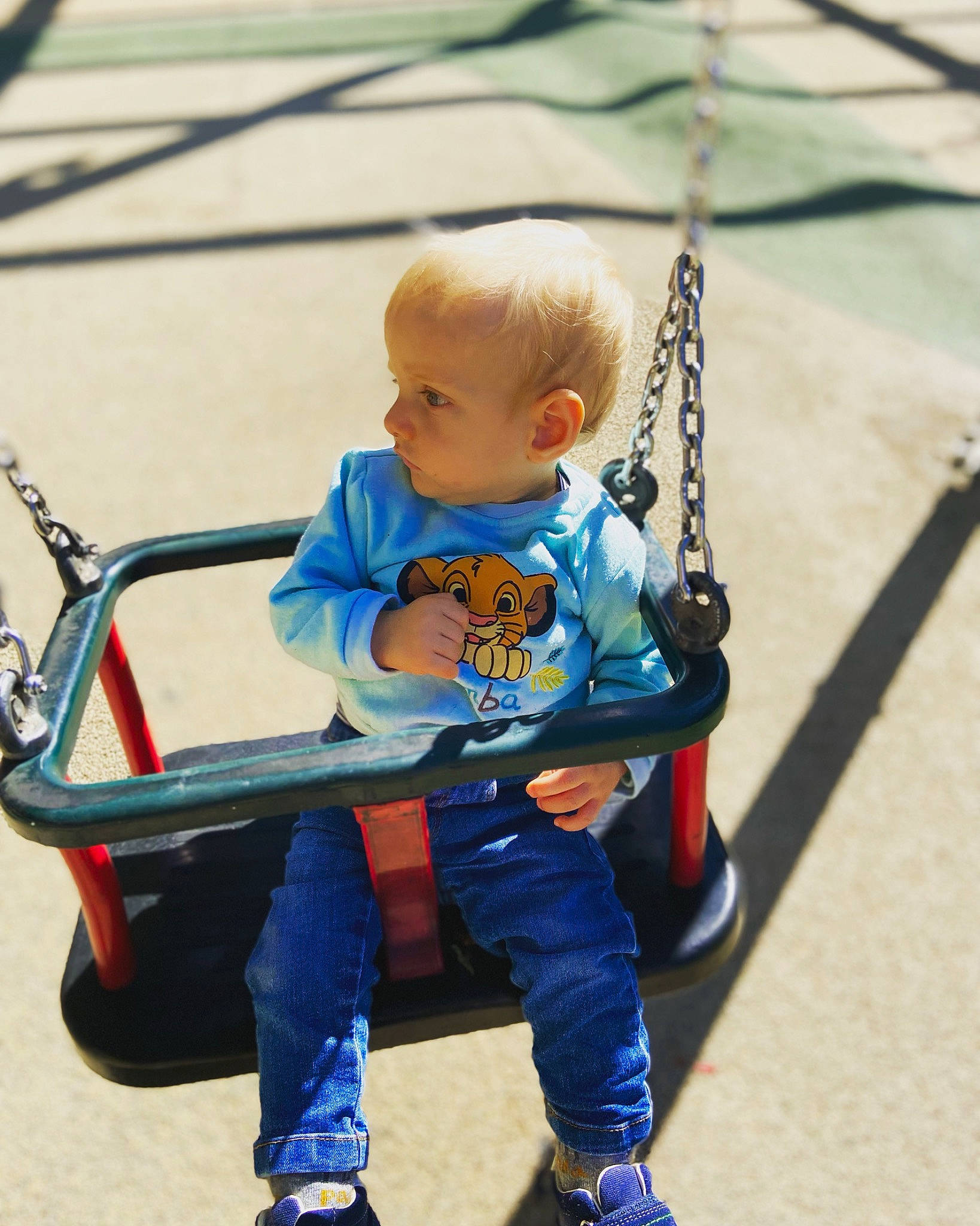 Yago a rejoint le concours — aidez-le/la à gagner de superbes lots ! baby, baby_toddler_clothing, child, city, electric_blue, fun, grass, hairstyle, happy, leisure, line, person, photograph, public_space, recreation, rolling, sitting, t_shirt, tire, toddler