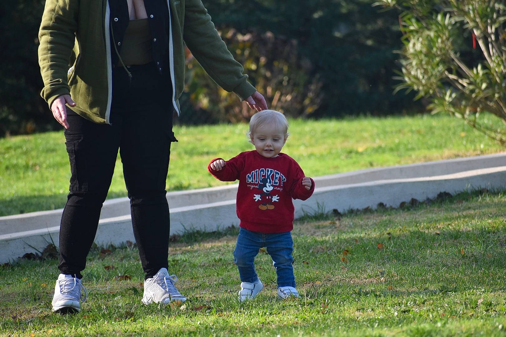 Yago a rejoint le concours — aidez-le/la à gagner de superbes lots ! baby, child, event, fun, gesture, grass, grassland, happy, holding_hands, jeans, lawn, leg, leisure, people_in_nature, person, plant, recreation, smile, toddler, tree