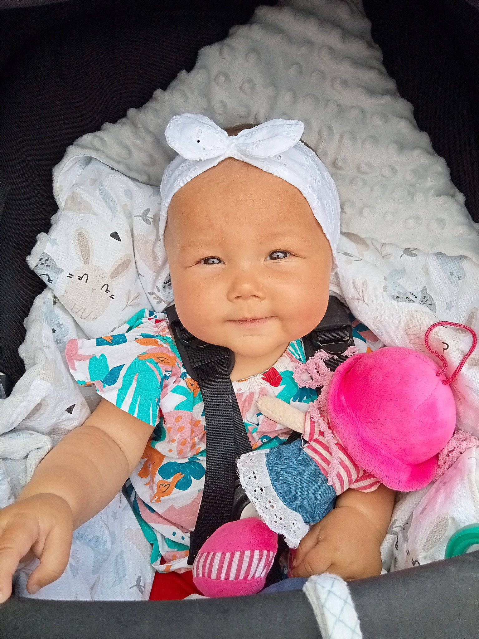 Leonie a rejoint le concours — aidez-le/la à gagner de superbes lots ! baby, baby_products, baby_safety, baby_sleeping, baby_toddler_clothing, cap, cheek, child, comfort, fashion_accessory, happy, headgear, linens, person, pink, skin, sleeve, smile, textile, toddler