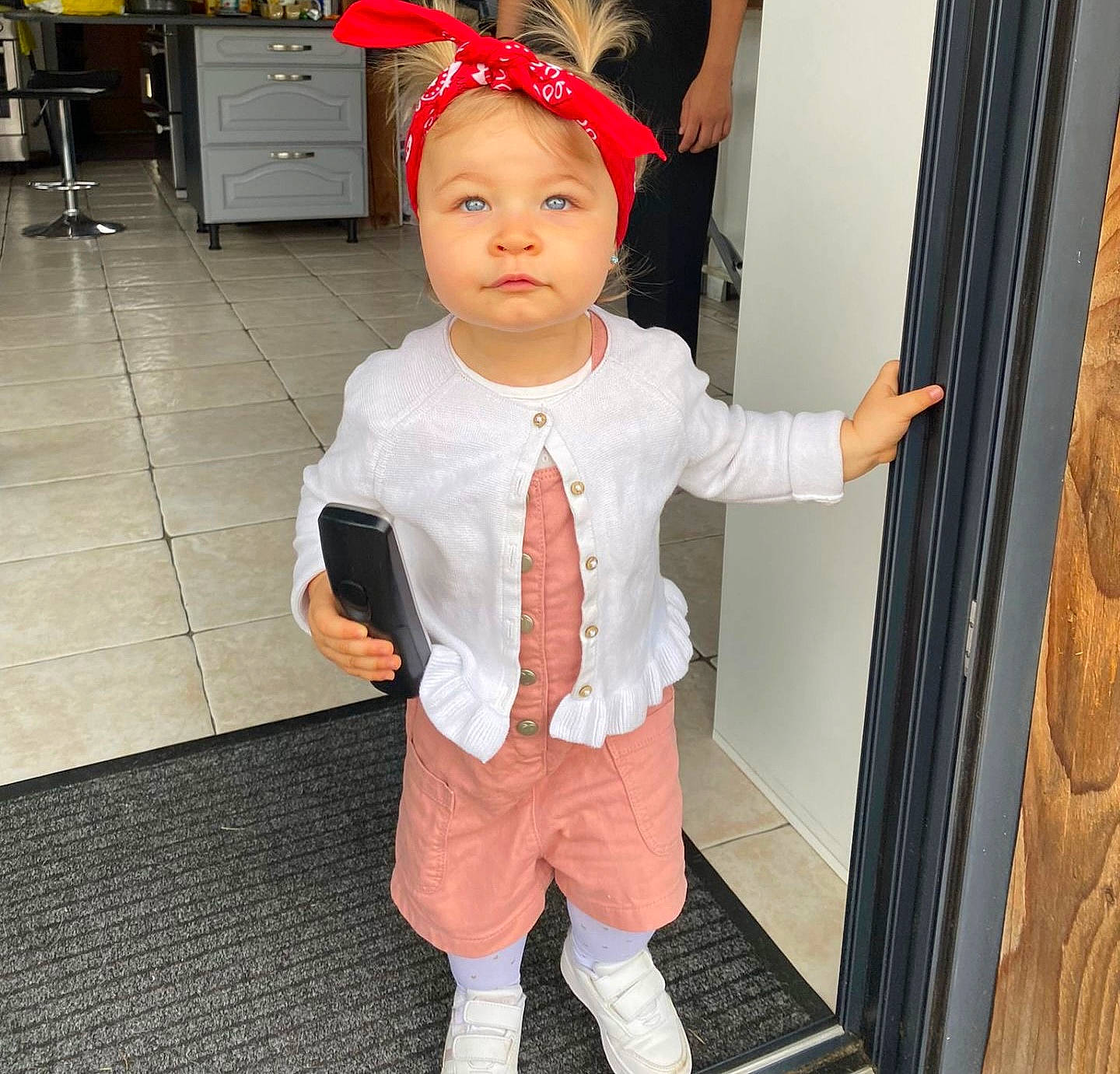 Kataleya participe au concours pour gagner de l'argent avec cette photo : baby, baby_toddler_clothing, child, cool, costume, costume_hat, event, eye, flooring, fun, happy, head, headgear, headwear, pattern, person, pink, sleeve, standing, t_shirt