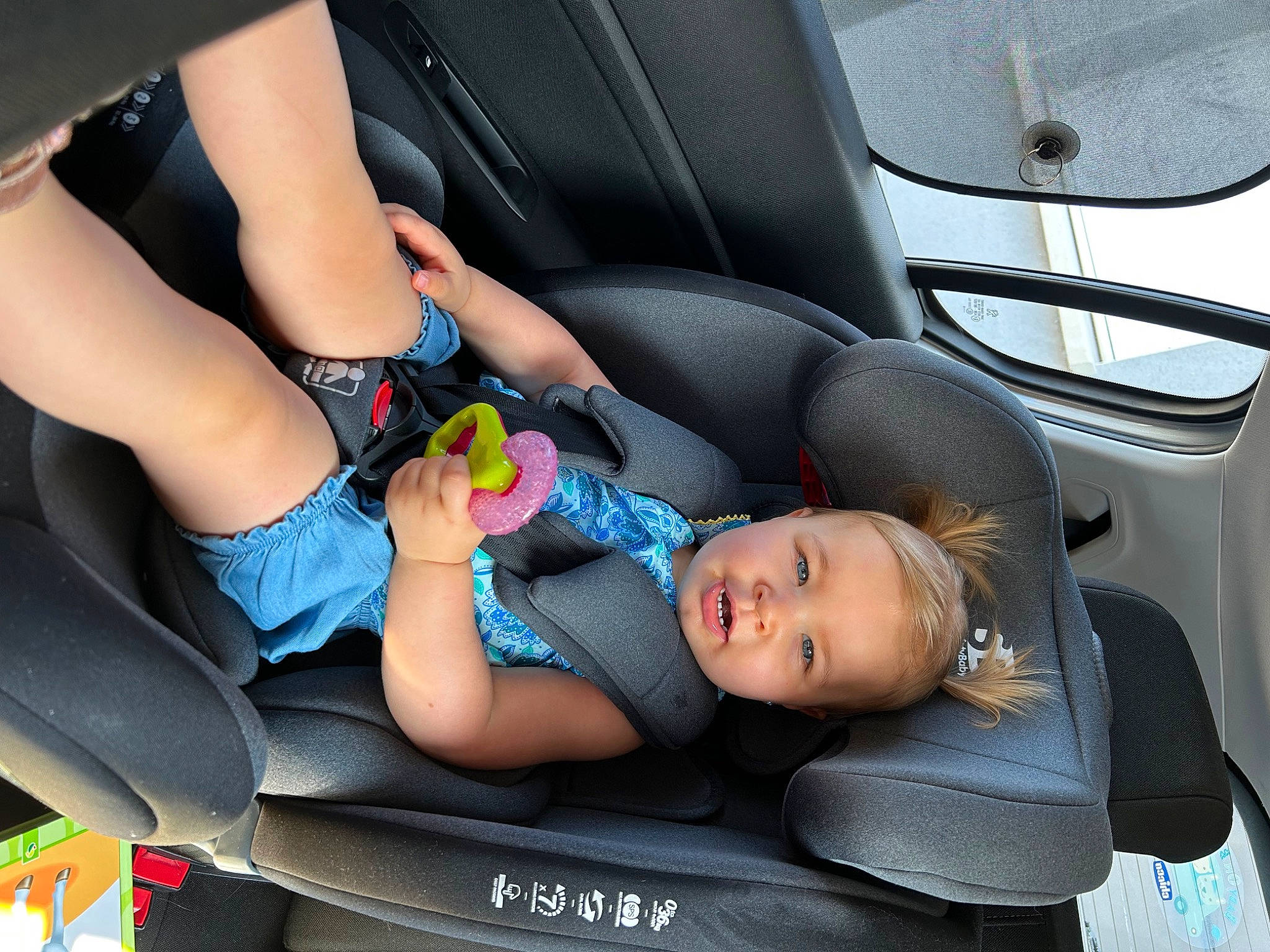 Kataleya a rejoint le concours — aidez-le/la à gagner de superbes lots ! auto_part, automotive_design, automotive_exterior, baby, car, car_seat, car_seat_cover, comfort, family_car, fun, head_restraint, human_leg, knee, mode_of_transport, motor_vehicle, person, seat_belt, thigh, toddler, vehicle_door