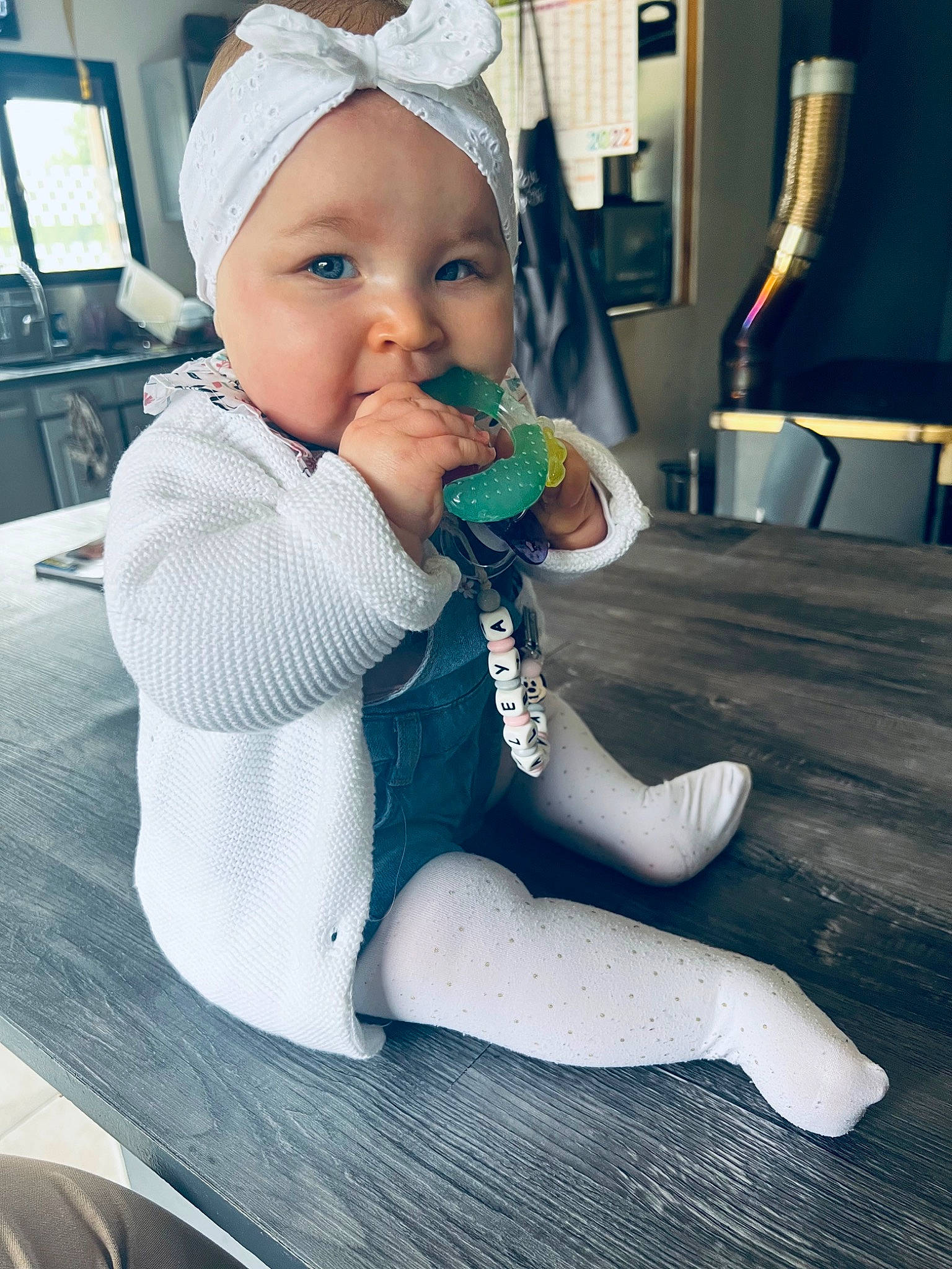 Kataleya participe au concours pour gagner de l'argent avec cette photo : baby, baby_products, baby_safety, baby_toddler_clothing, cap, cheek, child, comfort, eye, face, flooring, happy, head, headwear, human_leg, knee, person, sitting, skin, sleeve