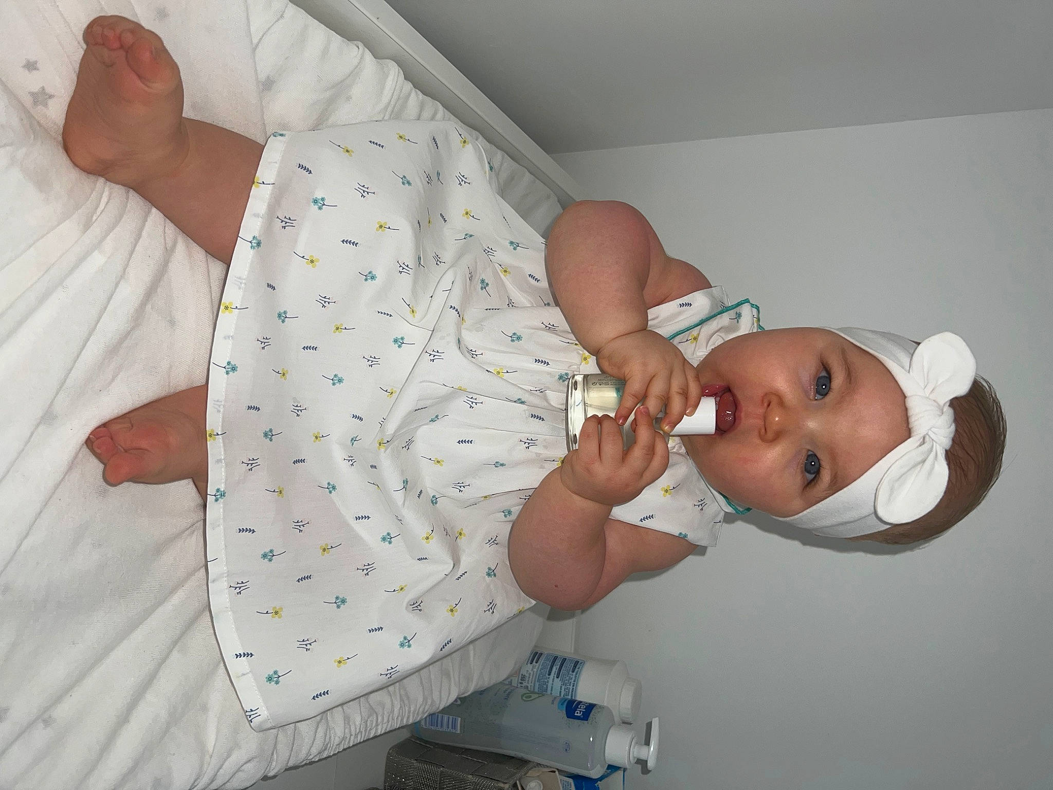 Kataleya a rejoint le concours — aidez-le/la à gagner de superbes lots ! baby, baby_products, baby_safety, baby_toddler_clothing, bed, child, comfort, elbow, finger, hat, headwear, joint, linens, mouth, pattern, person, room, skin, sleeve, textile