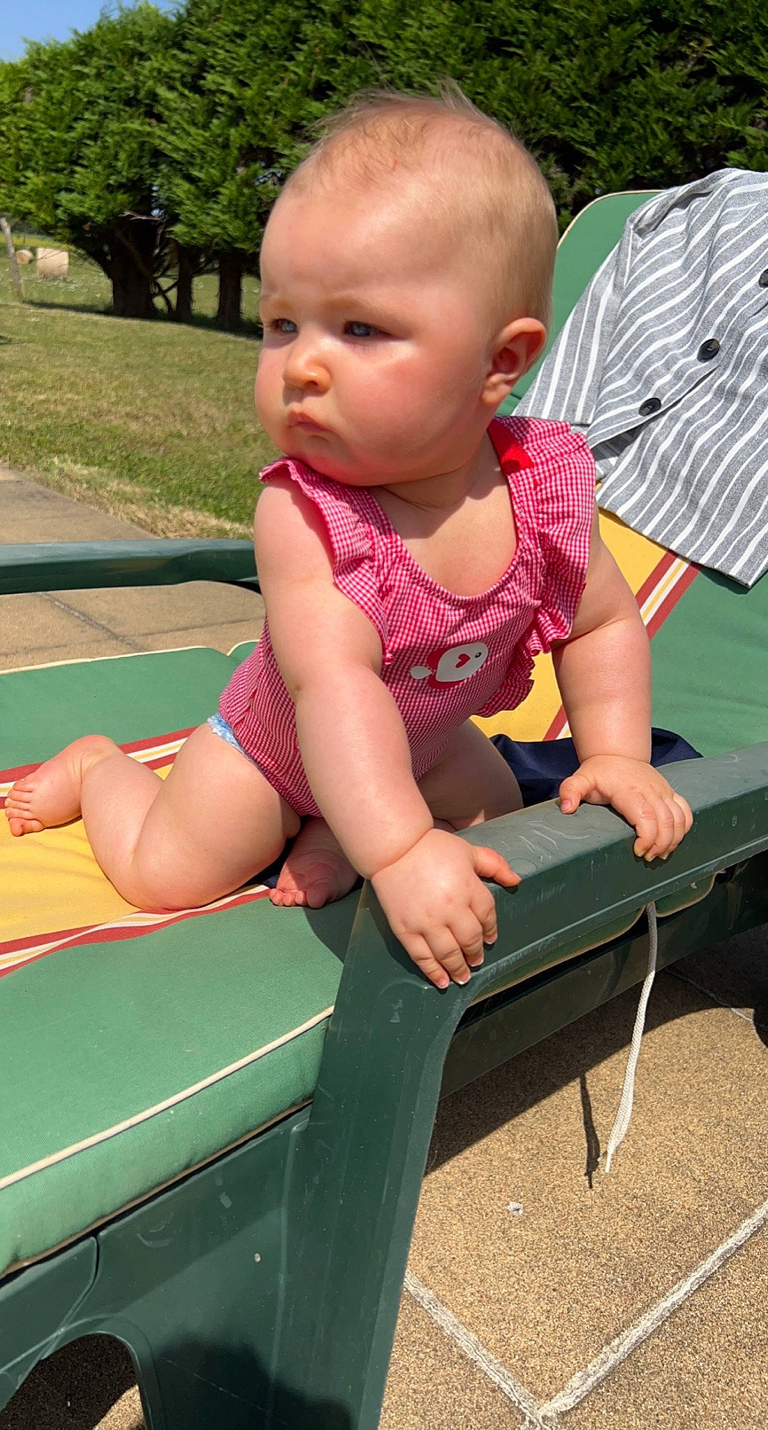 Kataleya a rejoint le concours — aidez-le/la à gagner de superbes lots ! arm, baby, baby_toddler_clothing, child, finger, fun, grass, green, hand, head, knee, lap, leg, leisure, person, pink, skin, summer, thigh, toddler