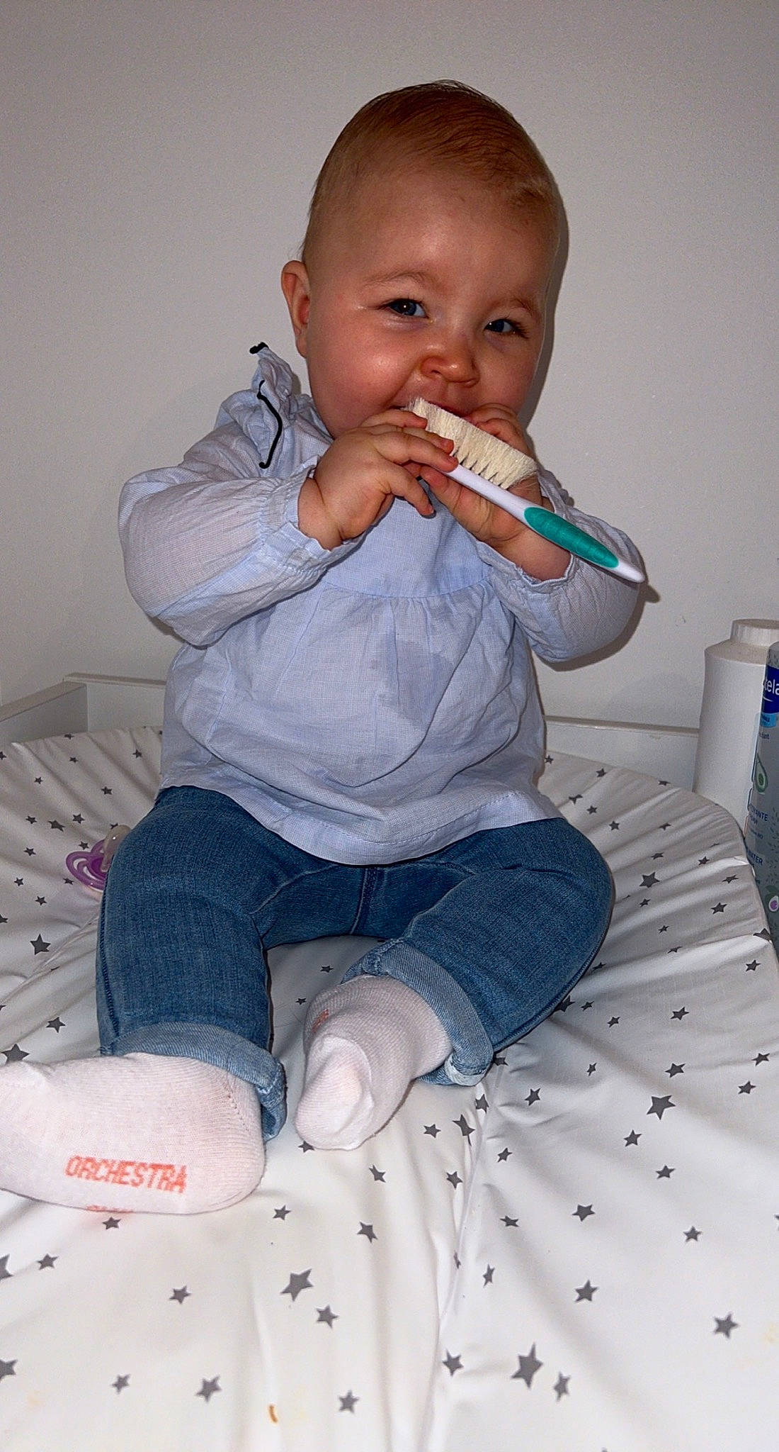 Kataleya a rejoint le concours — aidez-le/la à gagner de superbes lots ! arm, baby_toddler_clothing, blue, cheek, chin, drinkware, face, facial_expression, hair, hairstyle, head, human_body, iris, lip, mouth, nose, organ, person, skin, sleeve