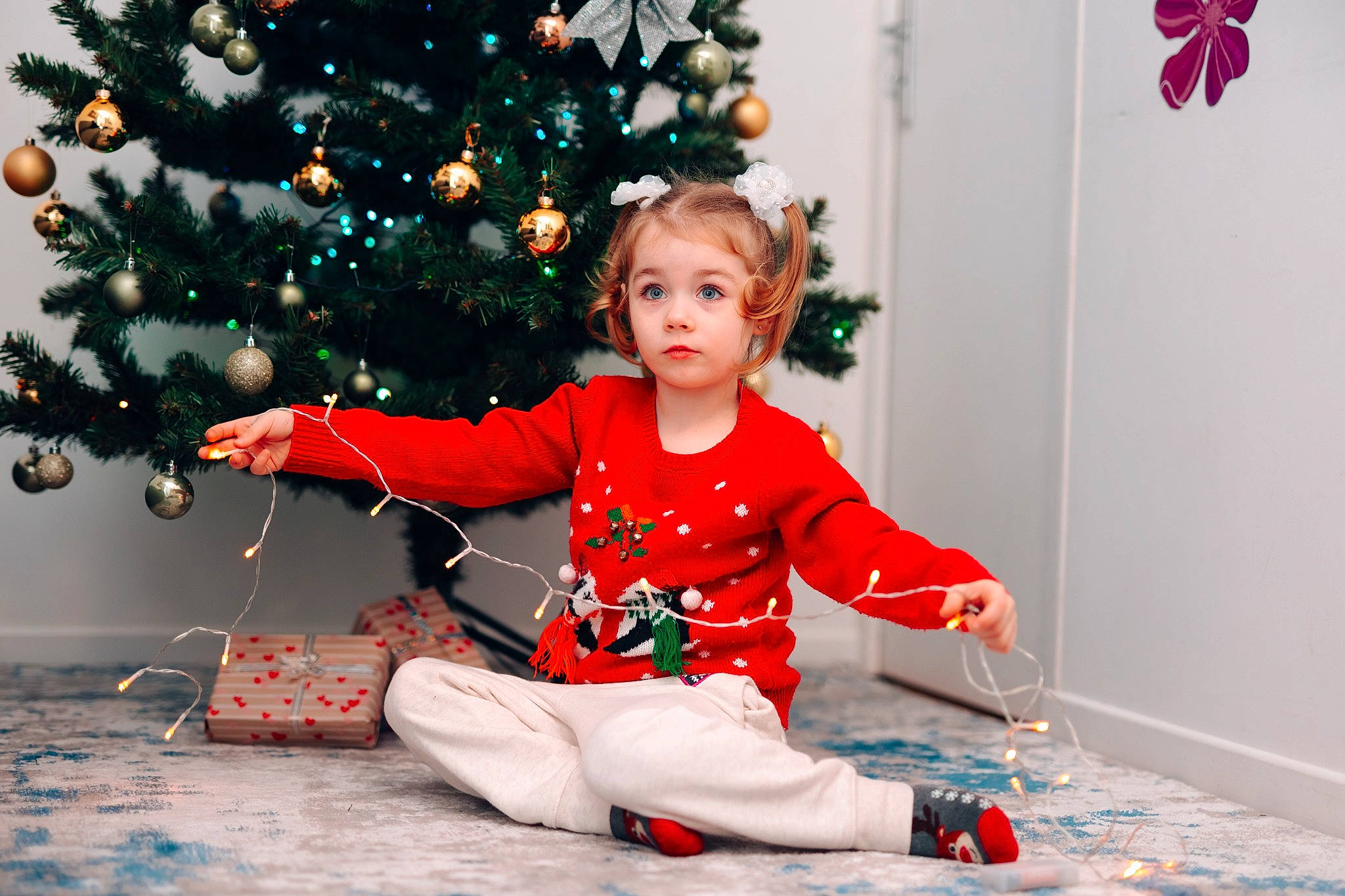 Buga Valeria a rejoint le concours — aidez-le/la à gagner de superbes lots ! baby_toddler_clothing, christmas, christmas_decoration, christmas_eve, christmas_ornament, christmas_tree, dress, event, fun, happy, head, holiday, ornament, person, plant, room, sitting, sleeve, toddler, tradition