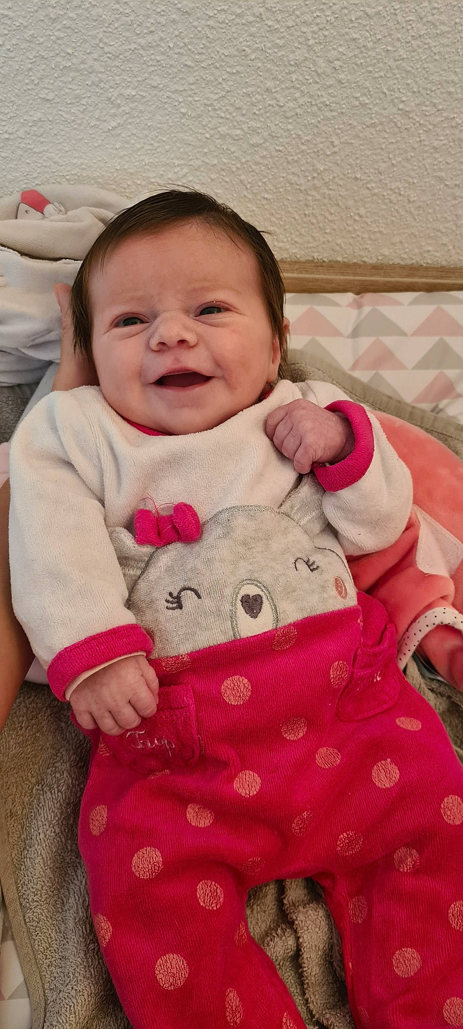 Jade a rejoint le concours — aidez-le/la à gagner de superbes lots ! baby, baby_products, baby_toddler_clothing, cheek, child, comfort, face, happy, linens, lip, nose, outerwear, person, pink, product, sitting, skin, sleeve, smile, textile