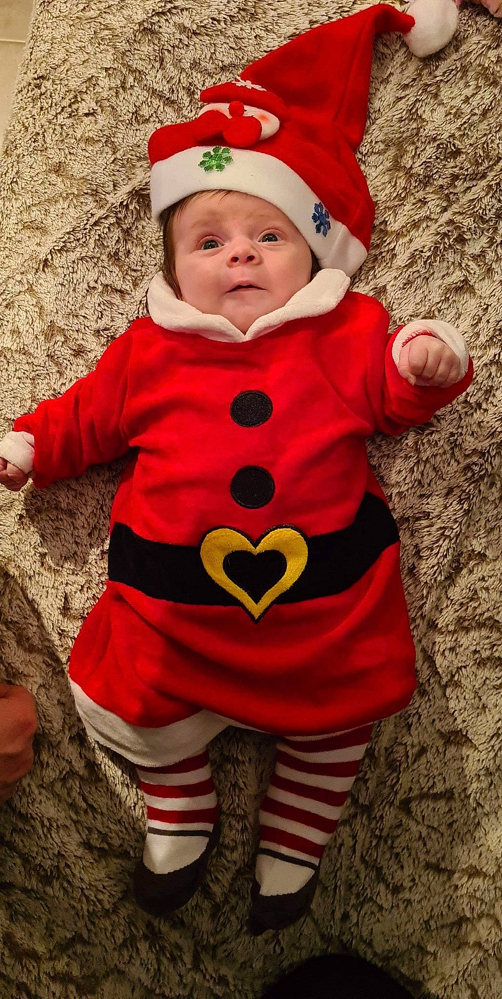 Jade a rejoint le concours — aidez-le/la à gagner de superbes lots ! baby, baby_toddler_clothing, cap, eye, face, fictional_character, fun, happy, hat, head, headgear, headwear, human_body, jacket, pattern, person, plant, red, sleeve, toddler