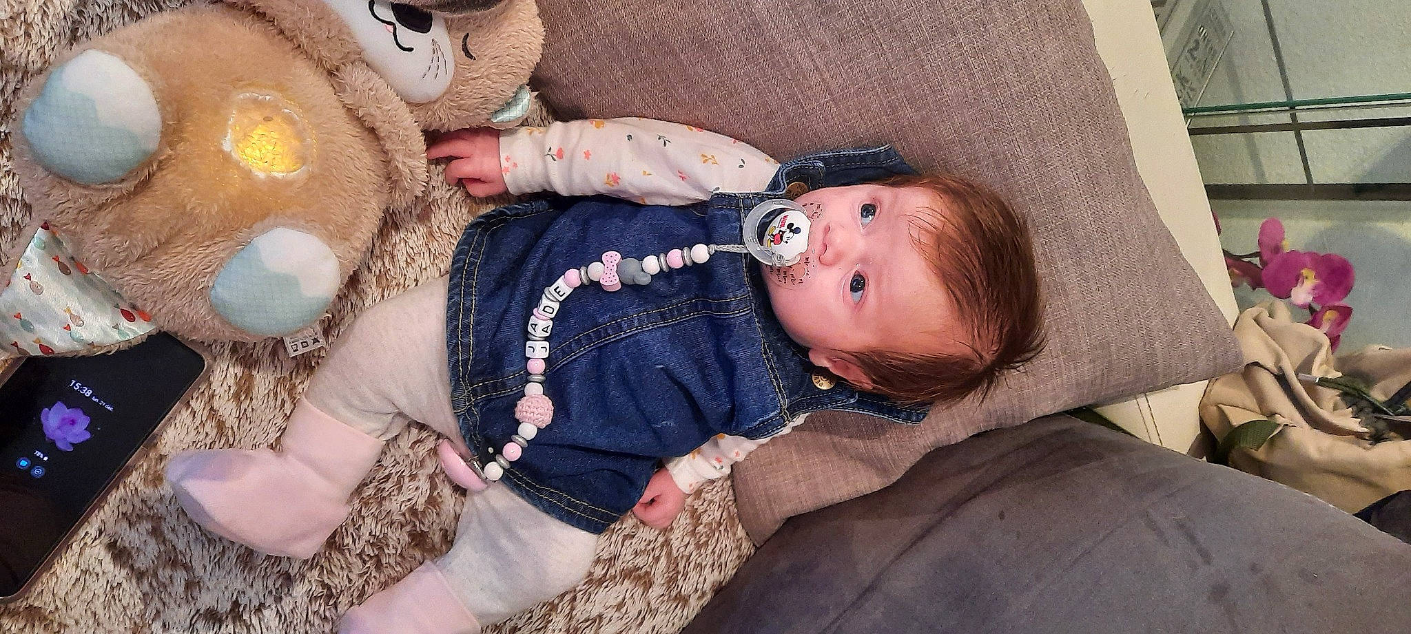 Jade participe au concours pour gagner de l'argent avec cette photo : abdomen, arm, baby, baby_toddler_clothing, cheek, child, comfort, couch, finger, hand, human_body, iris, mammal, person, skin, teddy_bear, toddler, toy, tree, trunk