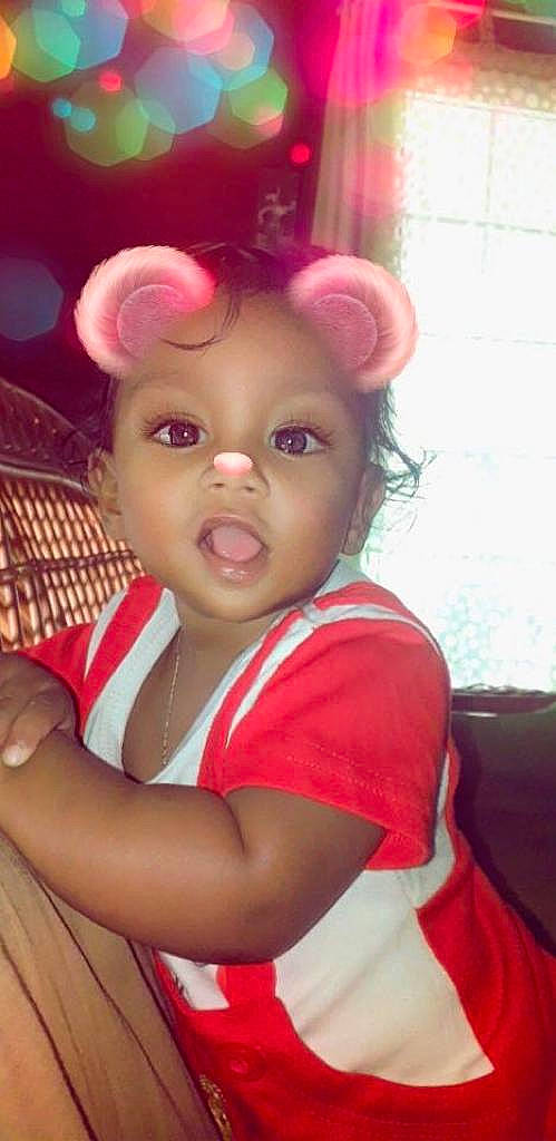 Djydjy a rejoint le concours — aidez-le/la à gagner de superbes lots ! arm, baby_toddler_clothing, cheek, chin, ear, eye, eyebrow, eyelash, face, hairstyle, hand, happy, head, iris, lip, nose, person, pink, skin, surprise