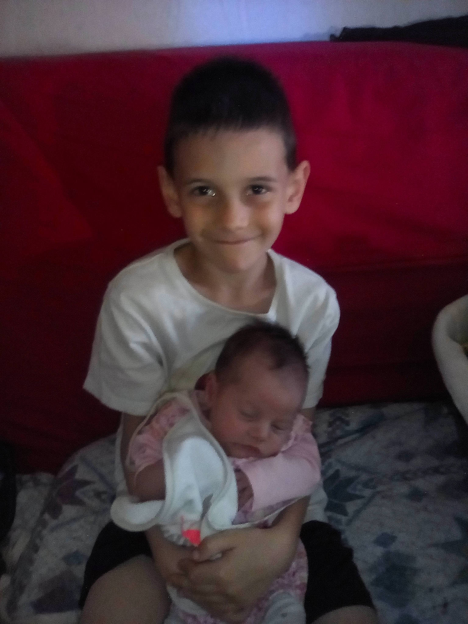 Kylian participe au concours pour gagner de l'argent avec cette photo : cheek, chin, comfort, facial_expression, gesture, hairstyle, hand, happy, human, iris, joy, lap, mammal, mouth, muscle, nose, person, skin, smile, standing