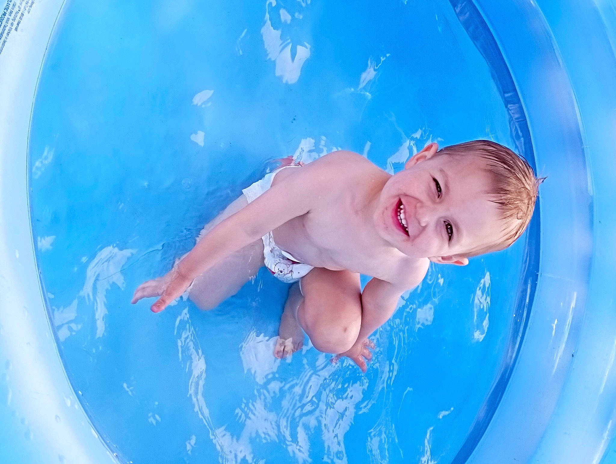 Kaëlann a rejoint le concours — aidez-le/la à gagner de superbes lots ! aqua, azure, baby, baby_bathing, baby_products, bathing, blue, child, electric_blue, fluid, fun, happy, joy, leisure, liquid, nonbuilding_structure, person, recreation, skin, smile