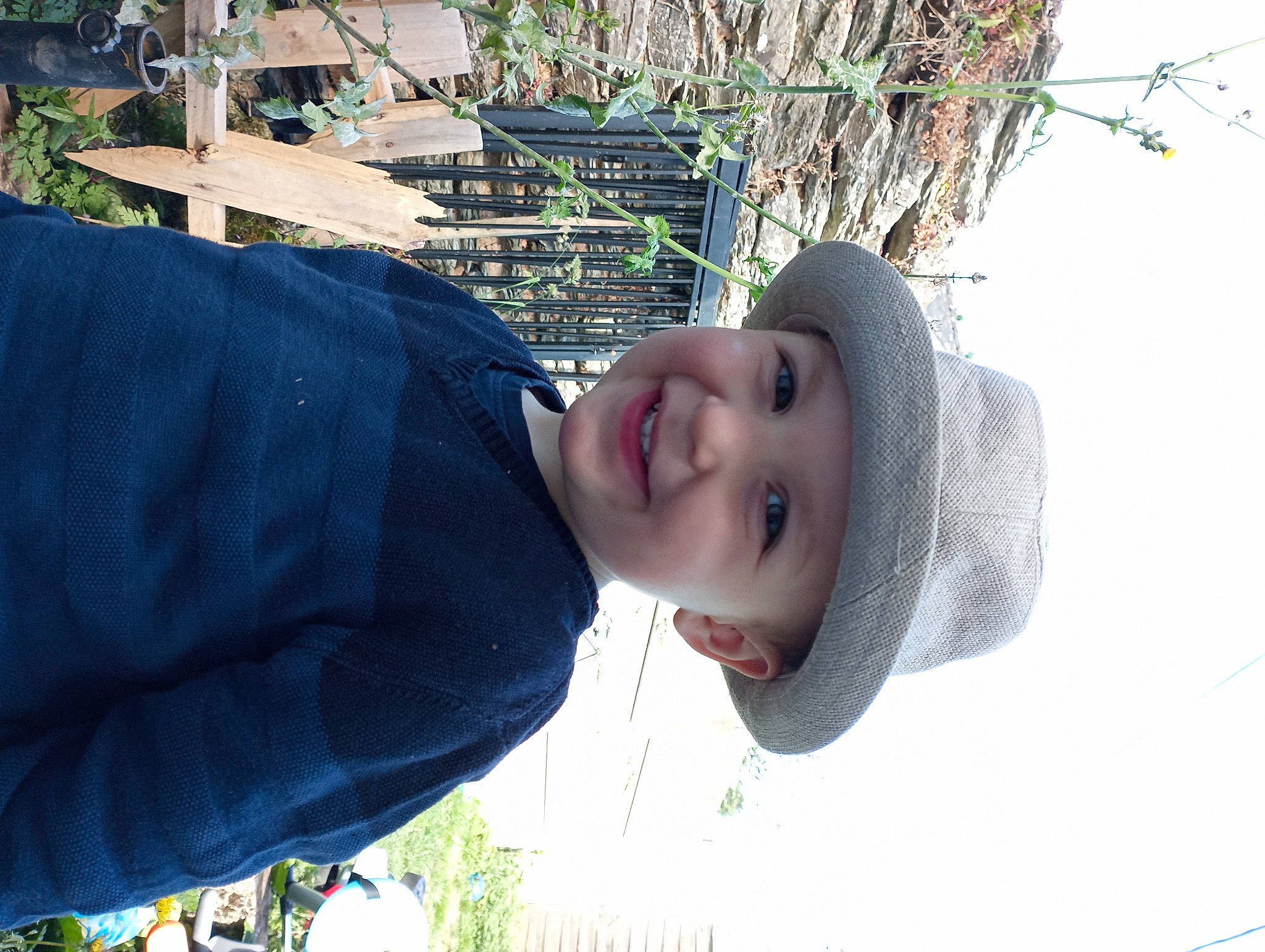 Kaëlann participe au concours pour gagner de l'argent avec cette photo : cap, eyewear, fun, grass, happy, hat, headgear, headwear, joy, leisure, person, plant, sky, smile, sun_hat, t_shirt, tree