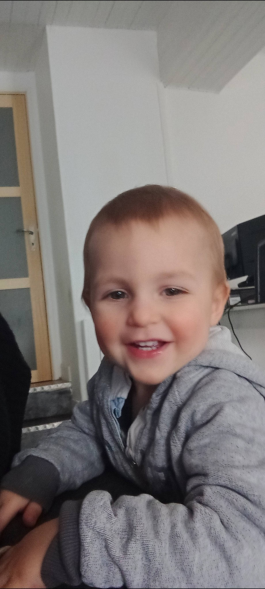 Kaëlann a rejoint le concours — aidez-le/la à gagner de superbes lots ! baby, baby_toddler_clothing, cheek, child, comfort, door, eyelash, flooring, fun, happy, iris, joy, mouth, nose, person, room, sitting, skin, sleeve, smile