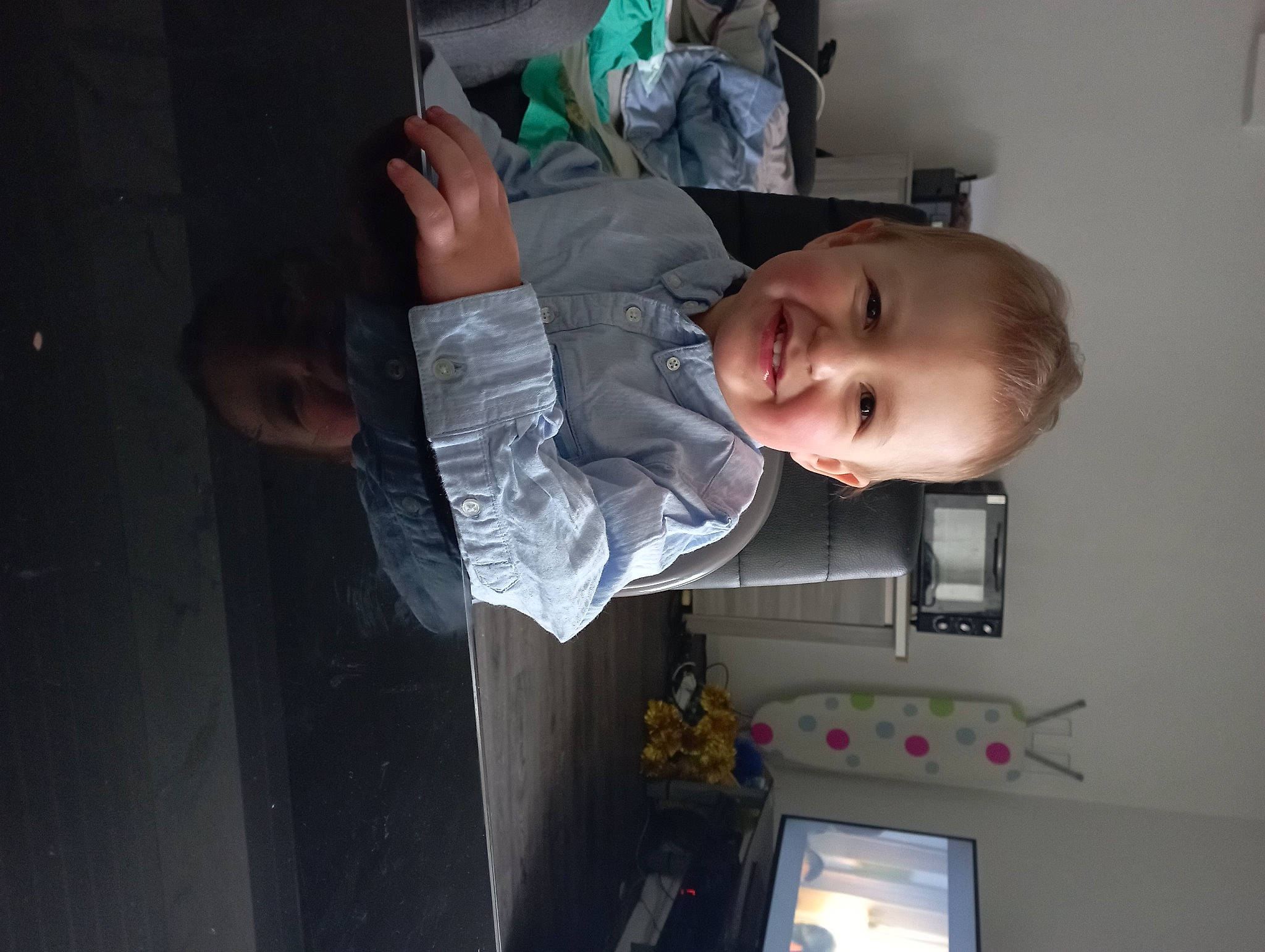 Kaëlann participe au concours pour gagner de l'argent avec cette photo : baby, baby_toddler_clothing, child, comfort, elbow, fun, gesture, joy, person, room, smile, television, toddler